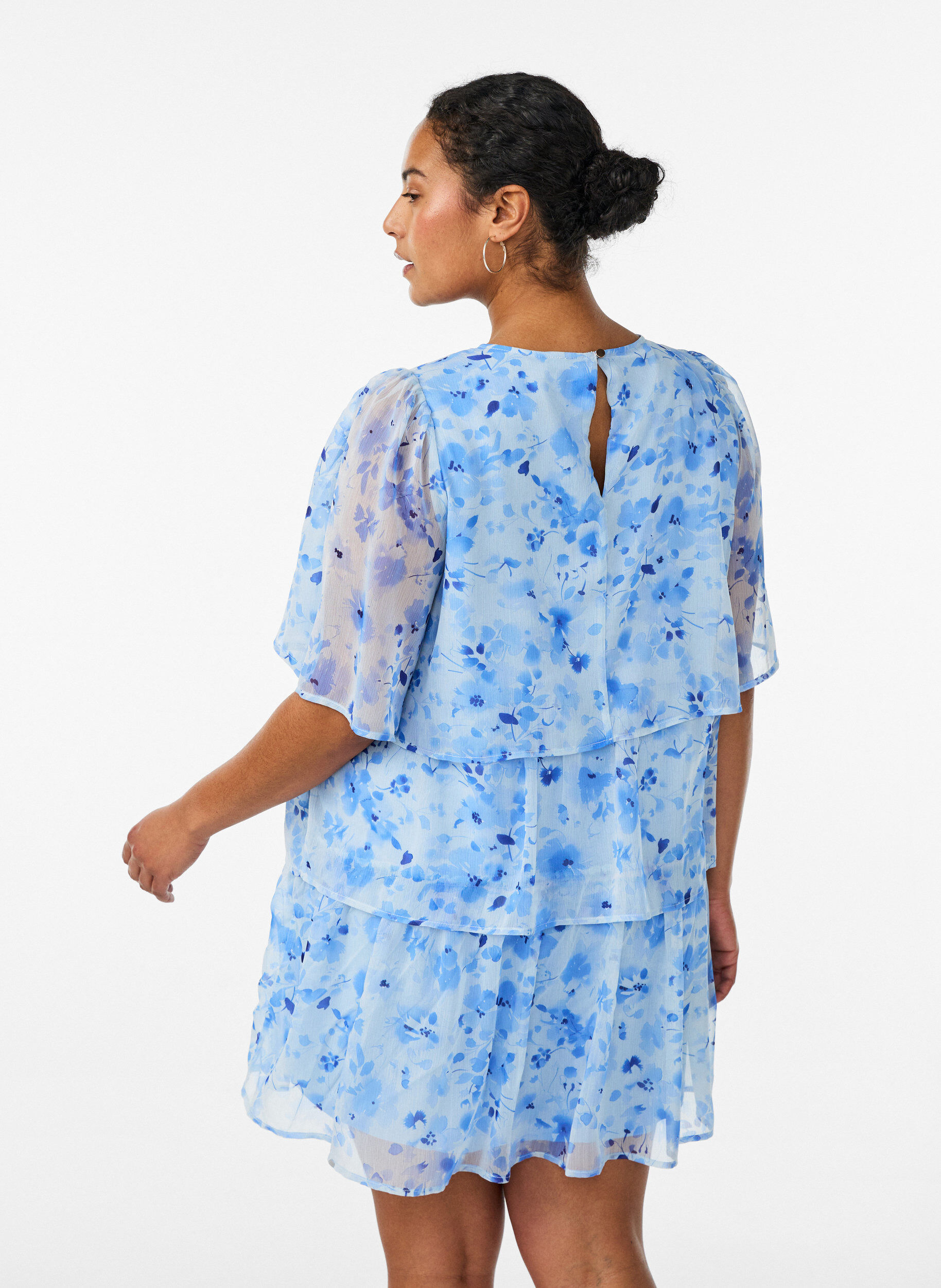ZizziKurzes Kleid in Chiffon-Optik mit Blumenprint und Volantlagen, Blau, Model image number 2