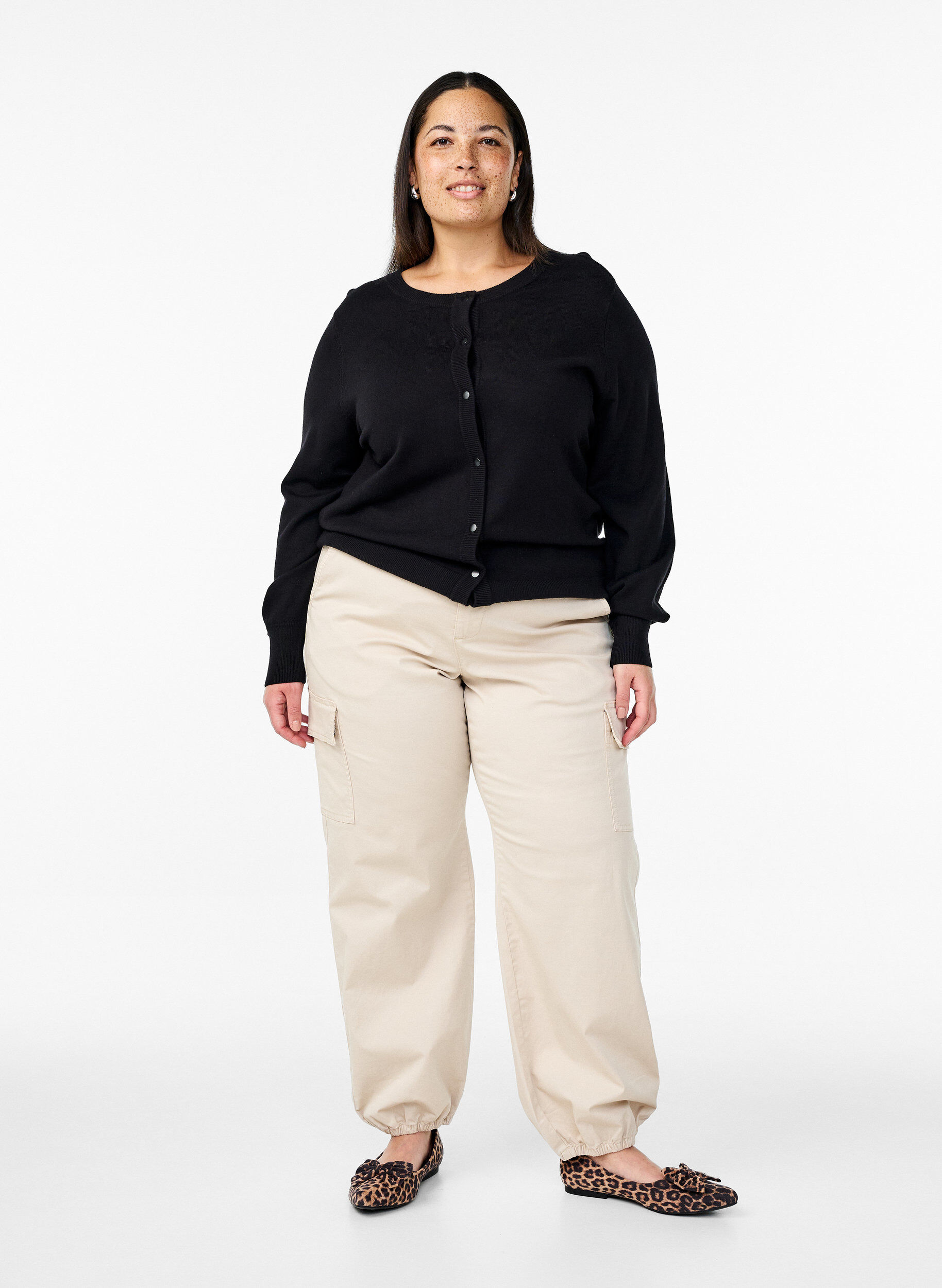 Zizzi Strickjacke mit Kn&ouml;pfen aus Viskosemischung, Black, Model image number 2