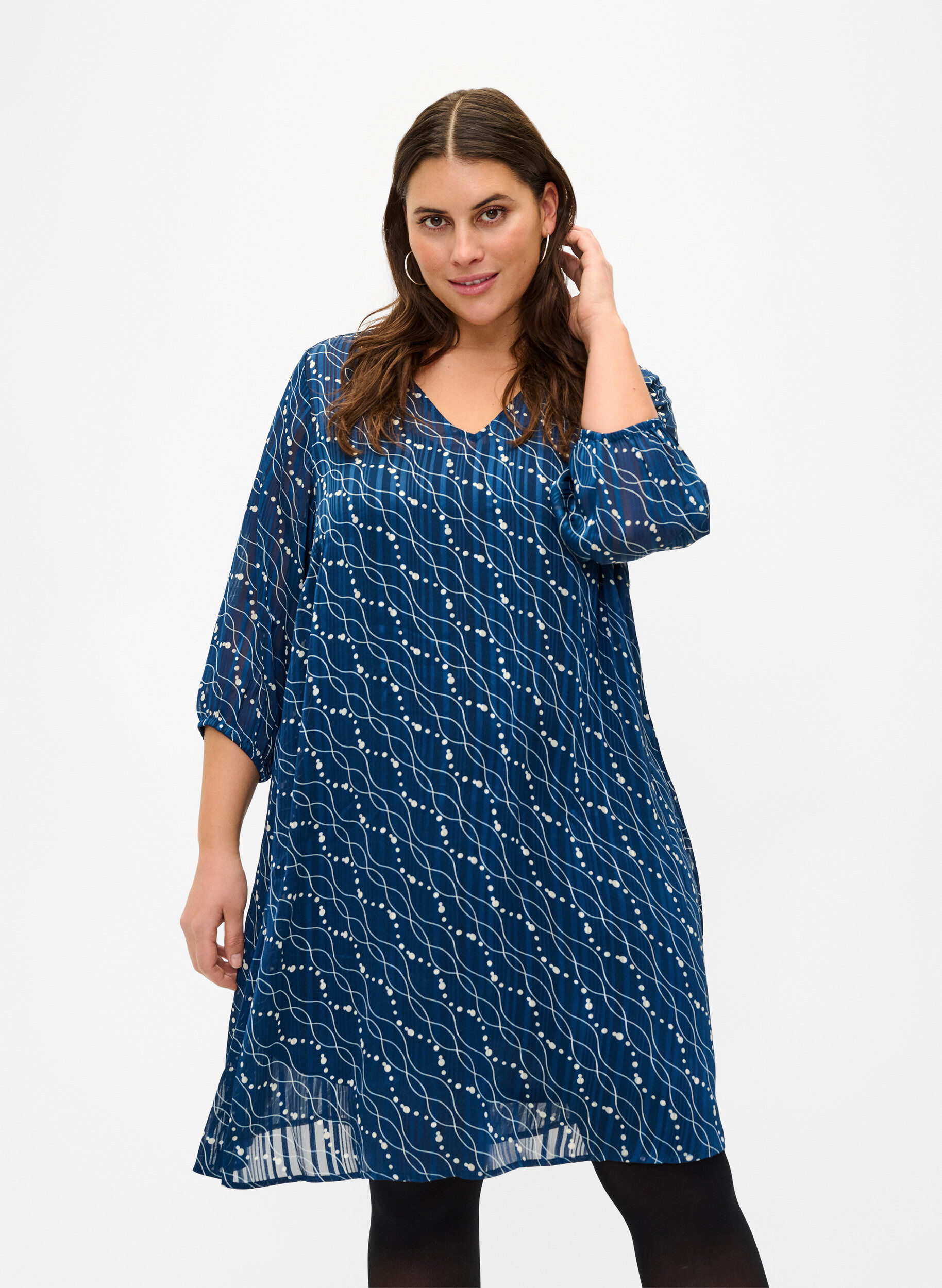Zizzi Bedrucktes Kleid mit V-Ausschnitt und 3/4-&Auml;rmeln, Dress Bl. Swirl AOP, Model image number 0