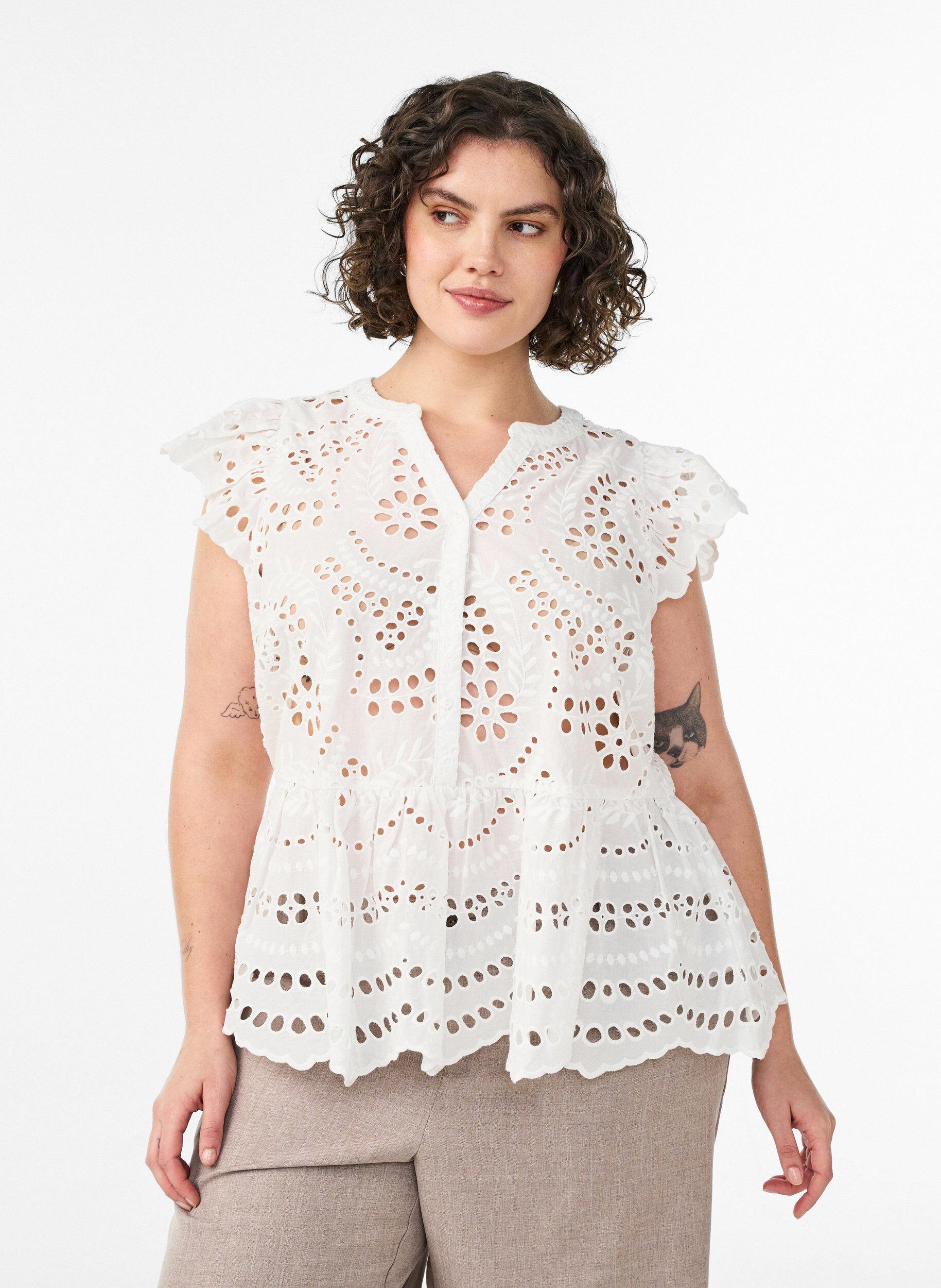Zizzi &Auml;rmellose Bluse aus Lochstickerei mit R&uuml;schen, Wei&szlig;, Model image number 0