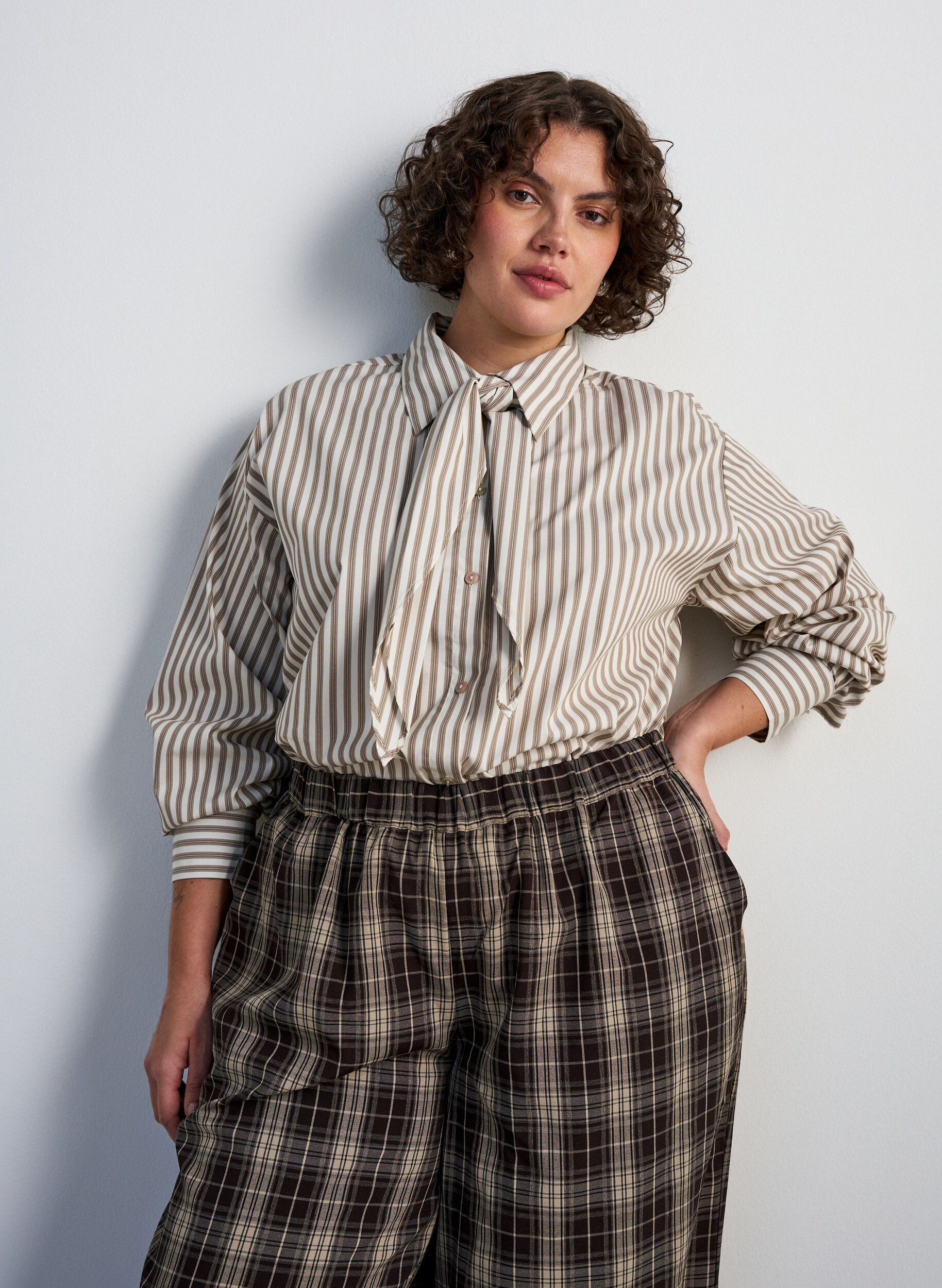 ZizziGestreiftes Hemd mit abnehmbarer Schluppe, Beige, Model image number 0