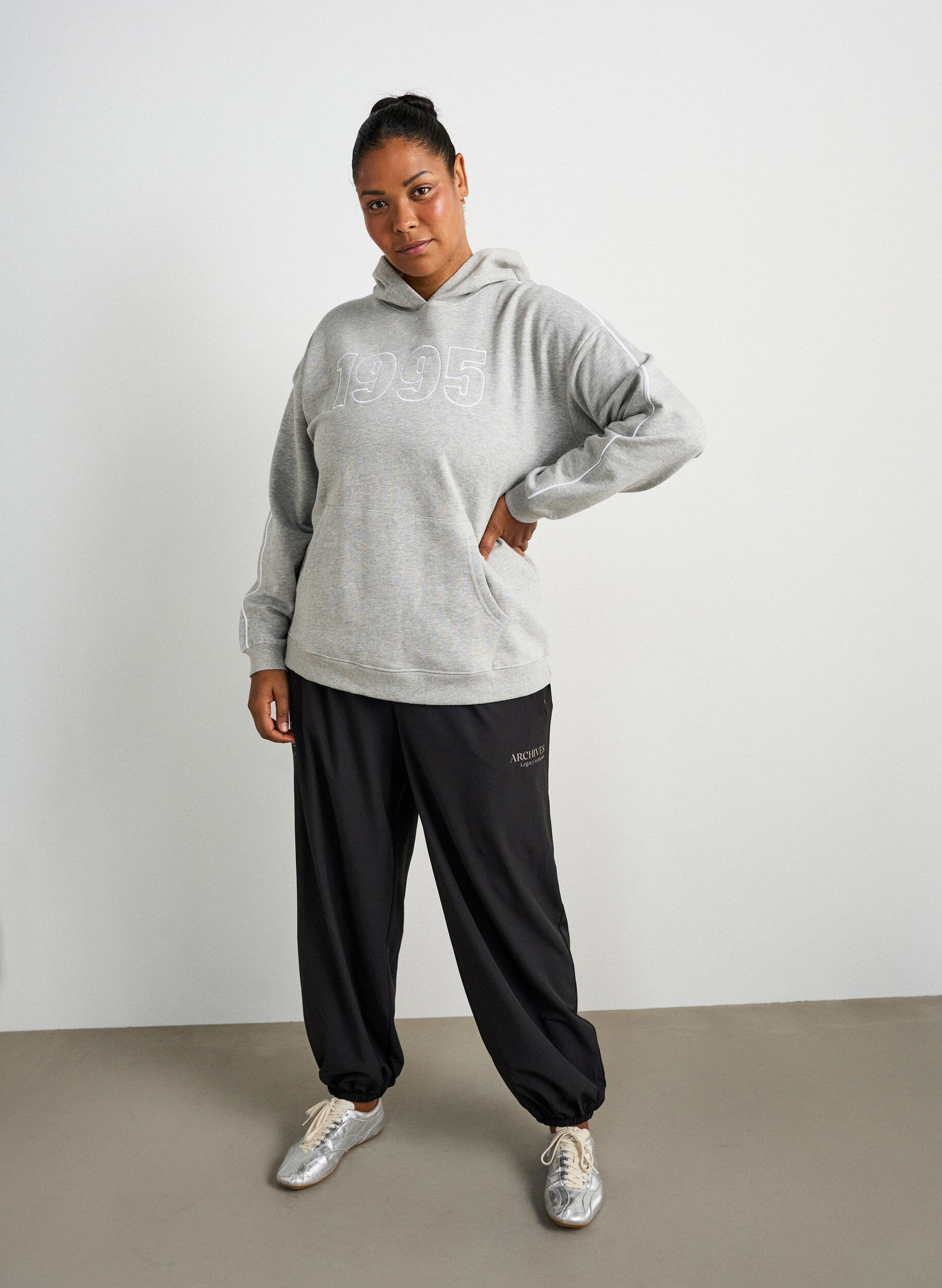 ZizziHoodie mit besticktem Motiv, Grau, Model image number 1