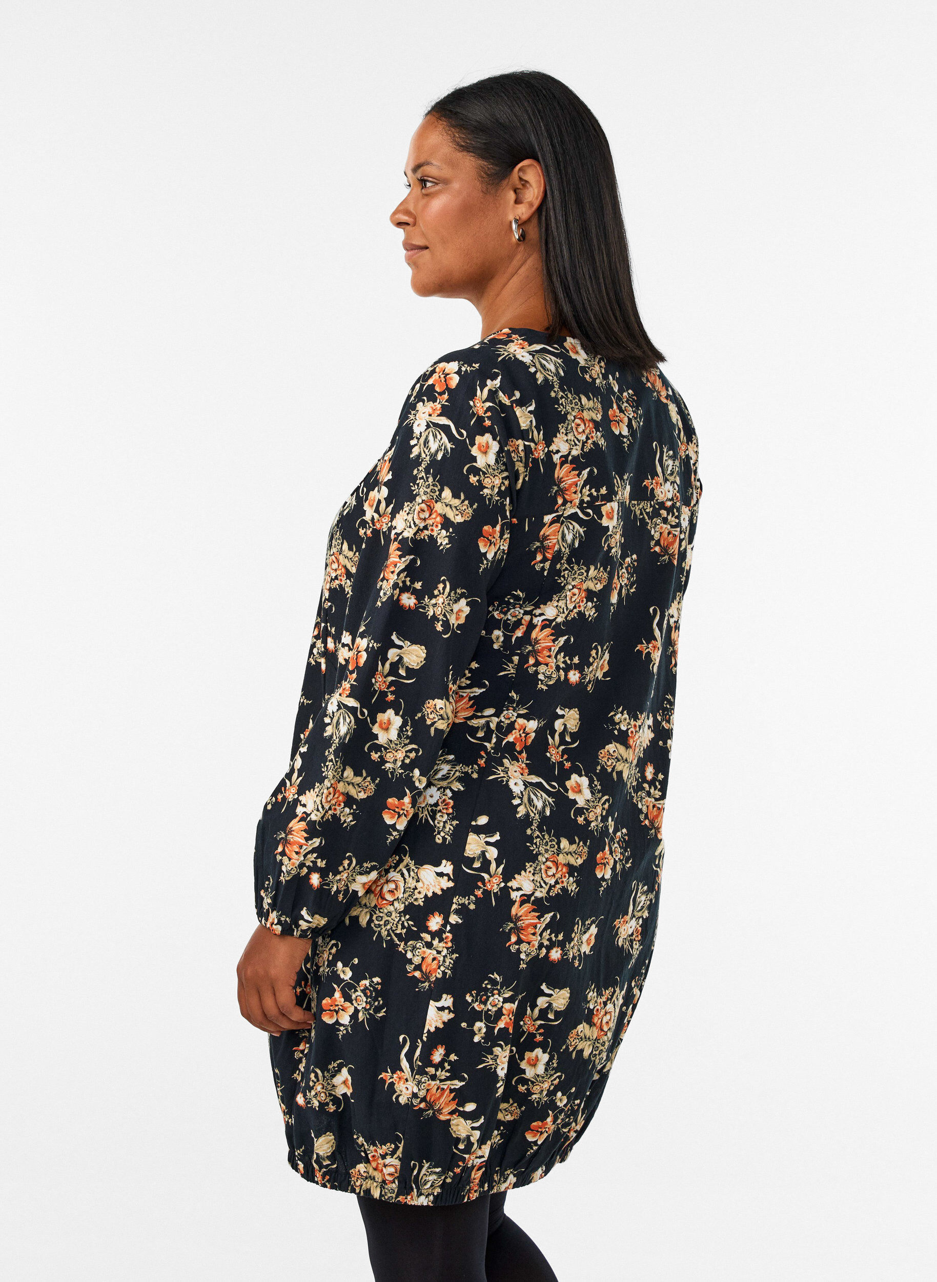 ZizziKurzes Baumwollkleid mit Gummisaum und langen &Auml;rmeln, Schwarz, Model image number 2
