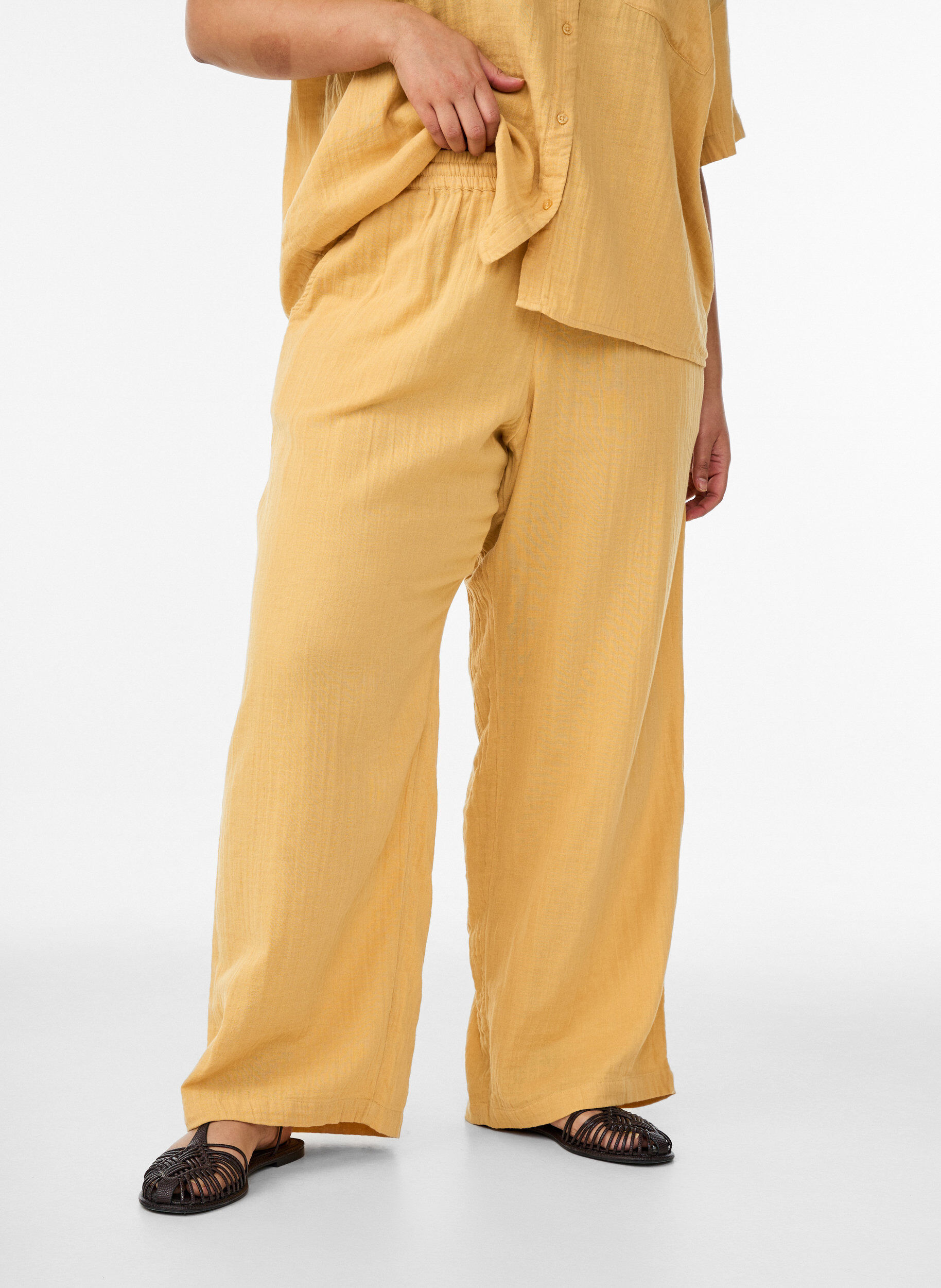 Zizzi Hoch taillierte Hose aus Baumwoll-Musselin mit weitem Bein, Gelb, Model image number 2