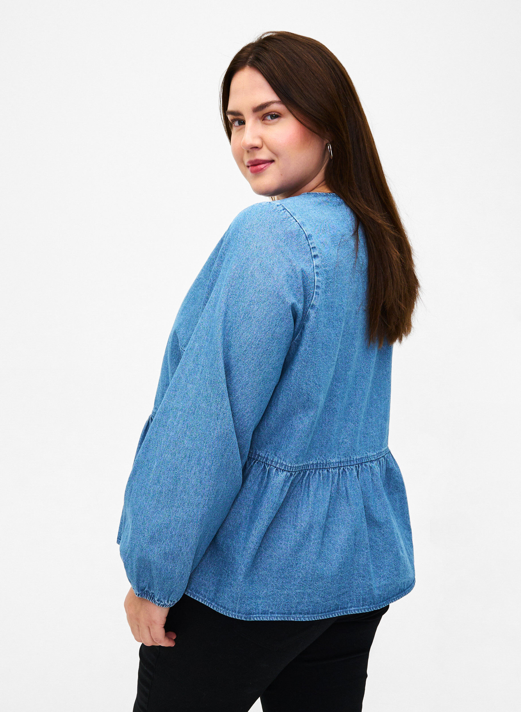 Zizzi Bluse aus Denim mit Sch&ouml;&szlig;chen und Bindeverschluss, Light Blue Denim, Model image number 1