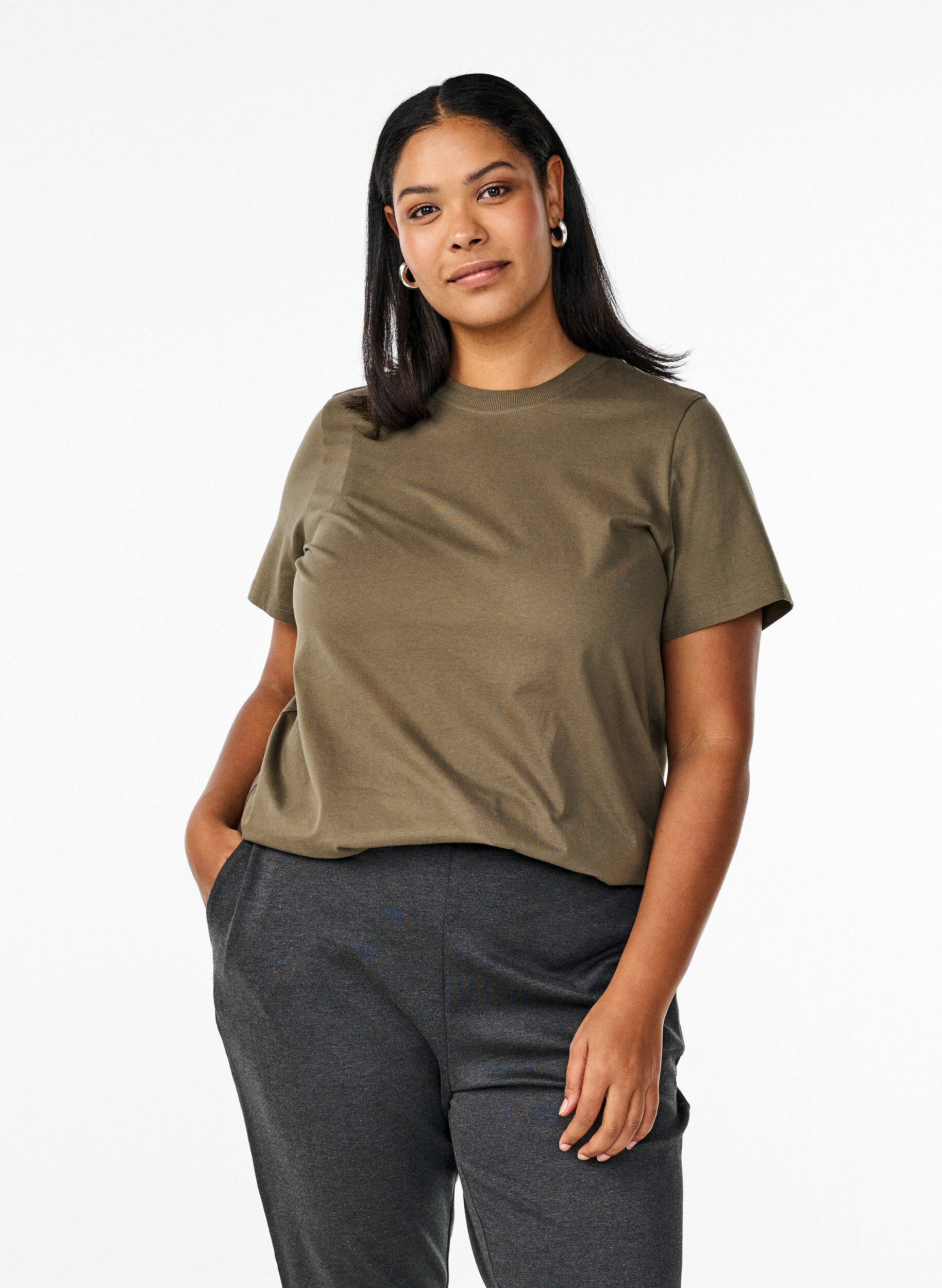 Basic-T-Shirt aus Baumwolle mit Rundhalsausschnitt, Gr&uuml;n, Model