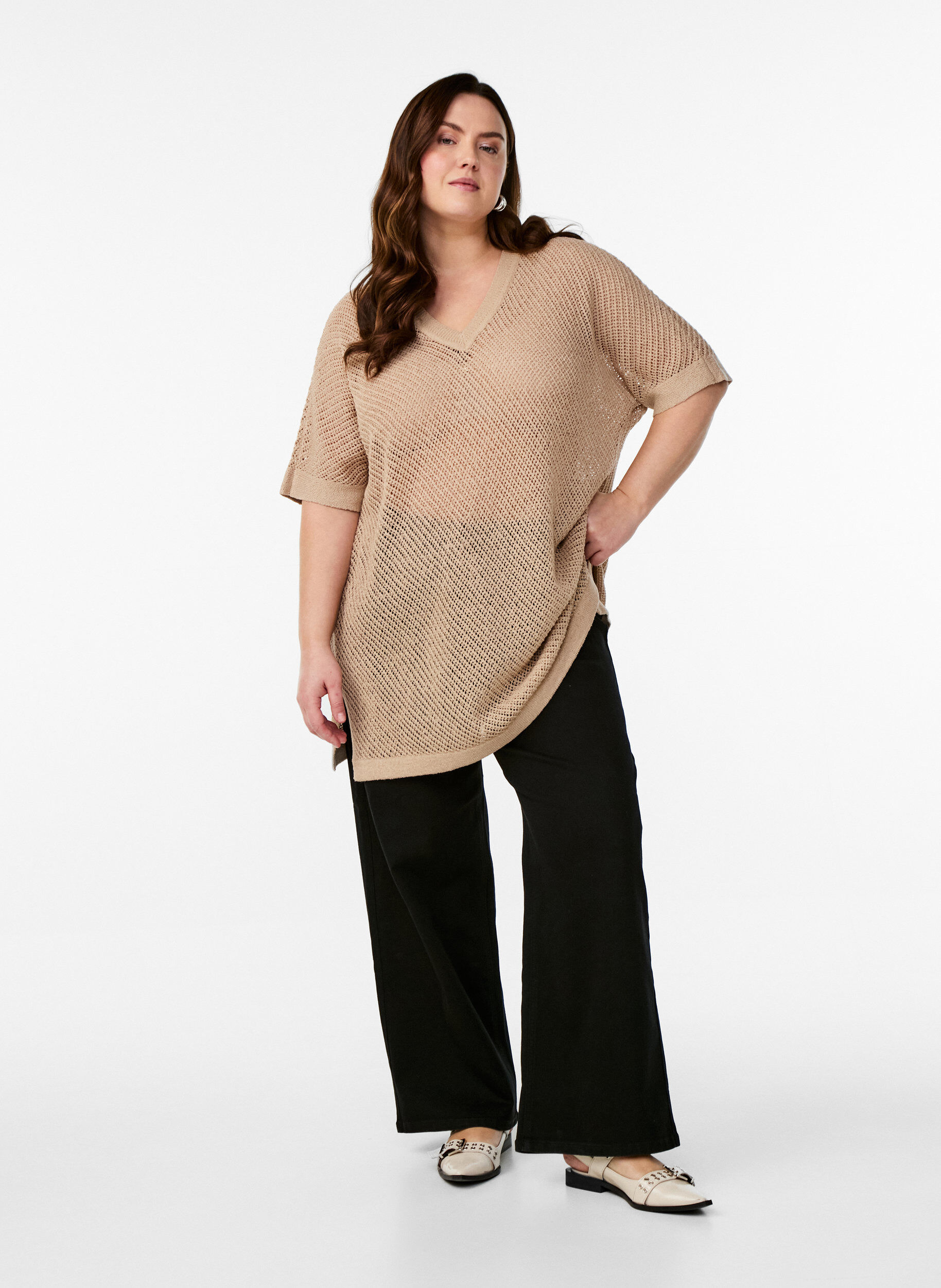 Zizzi FLASH - Kurzarmpullover mit V-Ausschnitt, Beige, Model image number 1