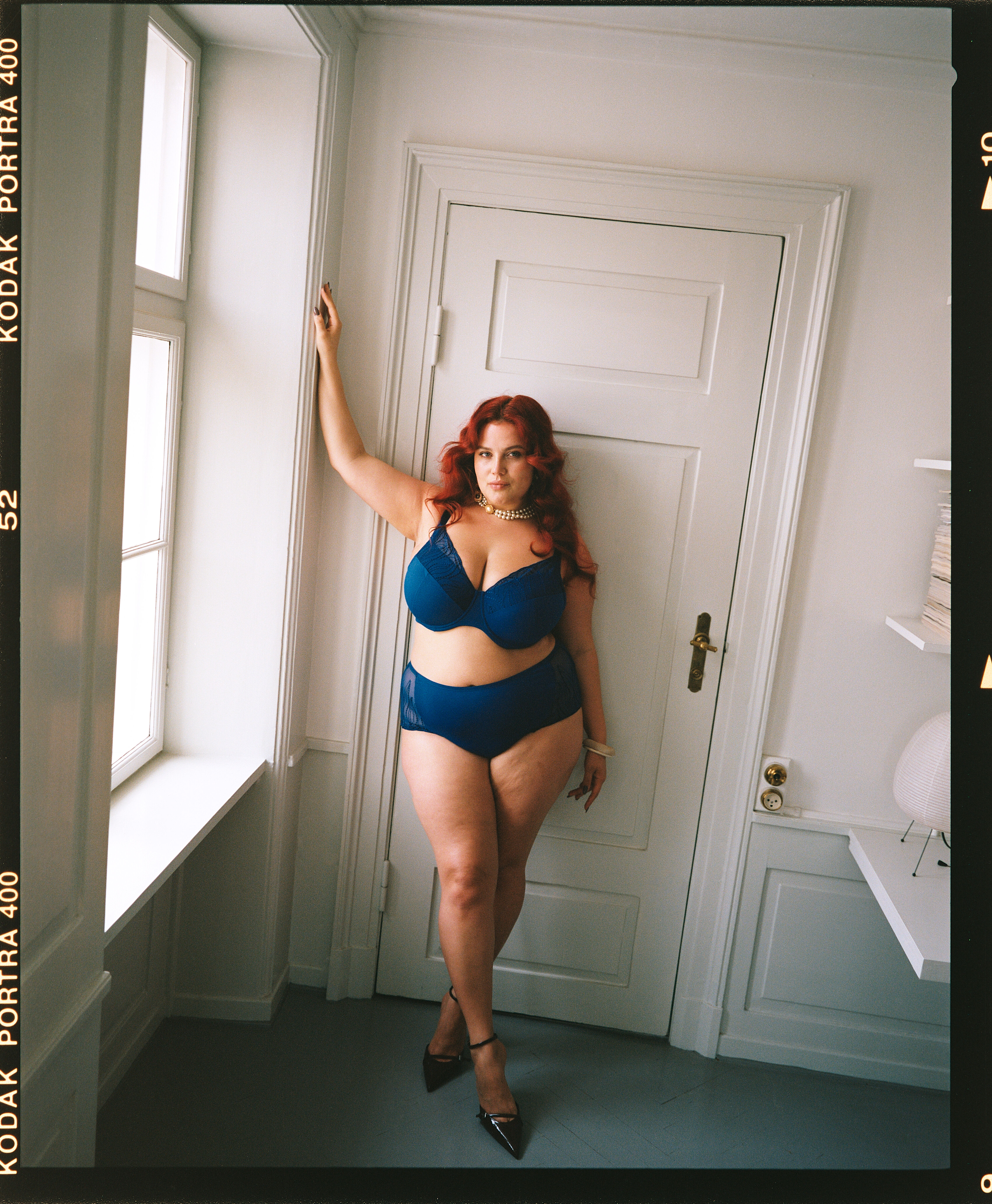 Zizzi Set in Blau mit sch&ouml;nen Details  , , Model