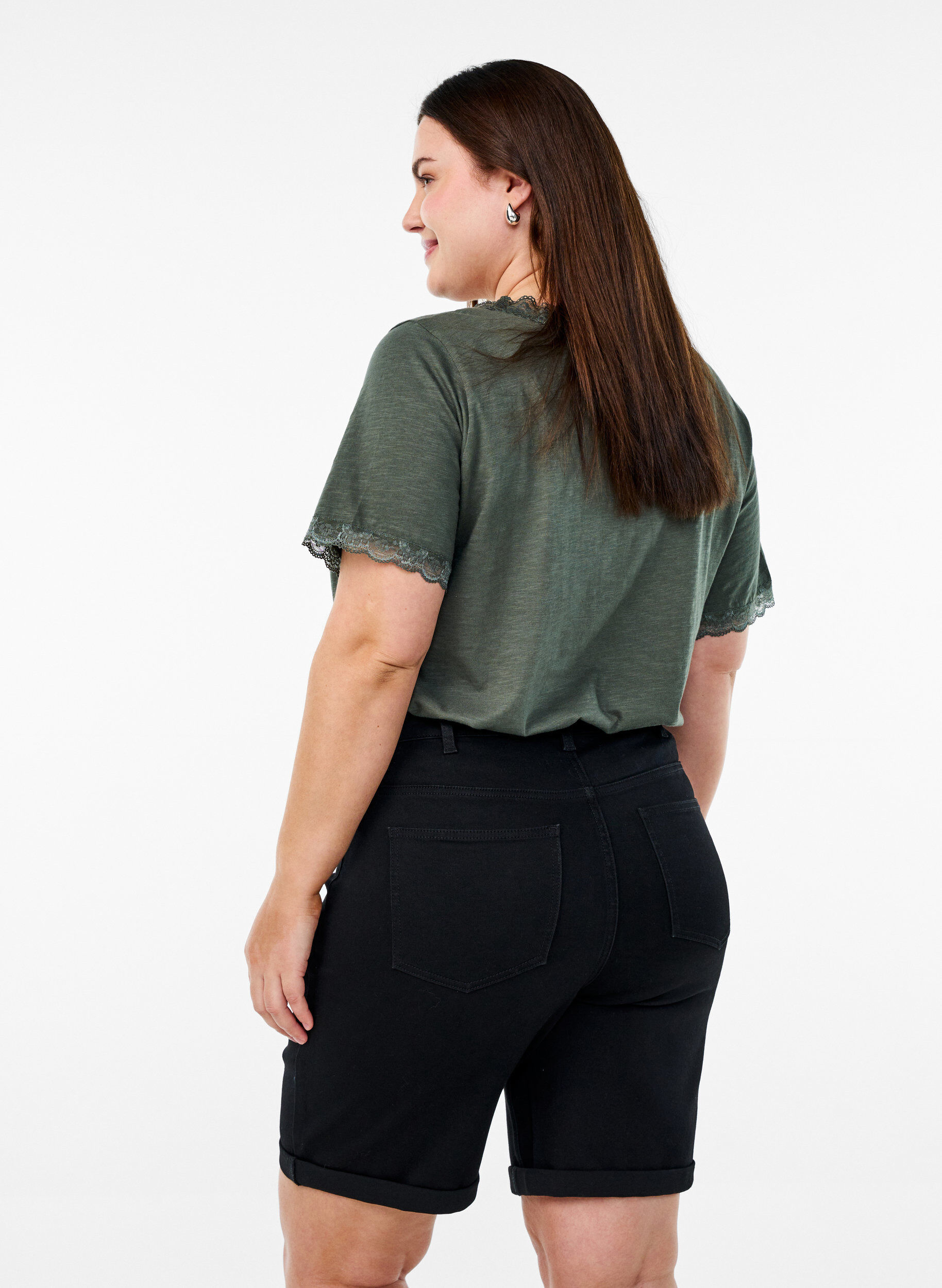 Zizzi Eng anliegende Jeansshorts mit hoher Taille, Schwarz, Model image number 2