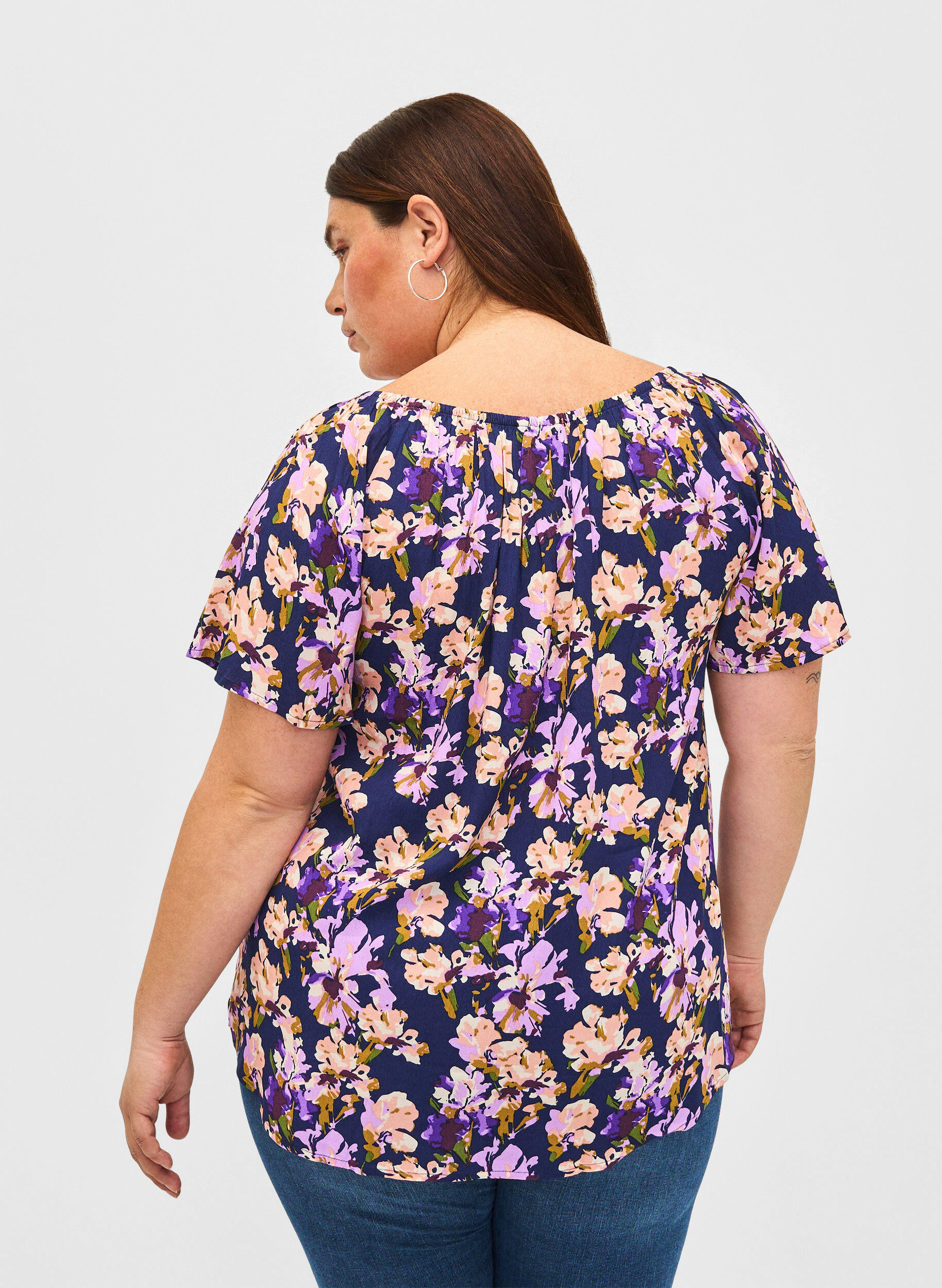 Zizzi Bluse aus Viskose mit Blumenmuster und kurzen &Auml;rmeln, Small Flower AOP, Model image number 1