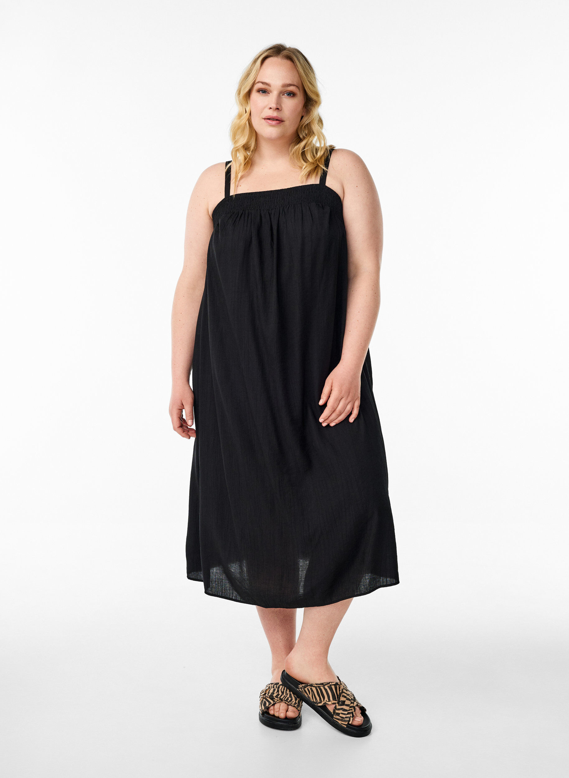 Zizzi Midi-Tr&auml;gerkleid aus Viskose, Schwarz, Model image number 0