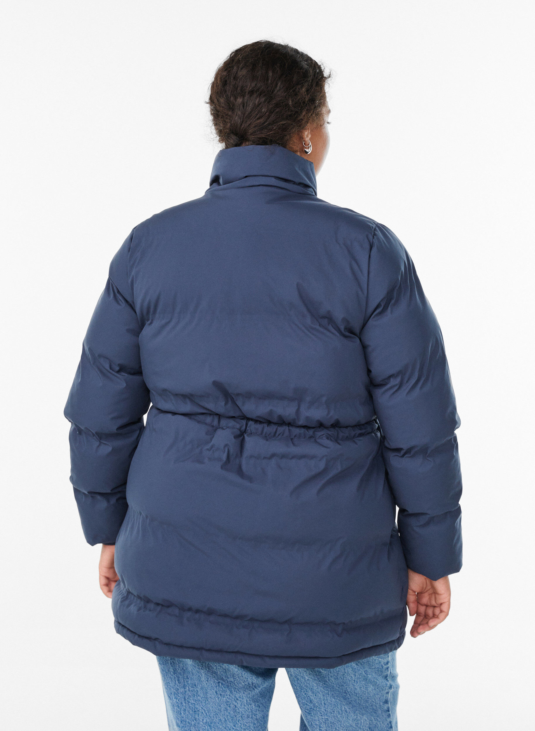 Zizzi Mittellange Pufferjacke mit verstellbarer Taille, Blau, Model image number 2