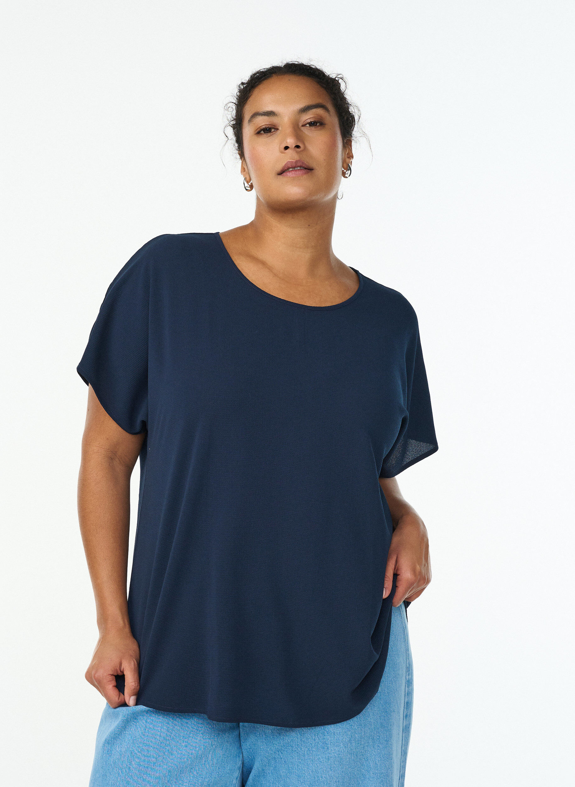 Zizzi Bluse mit kurzen &Auml;rmeln und Rundhalsausschnitt, Blau, Model image number 0