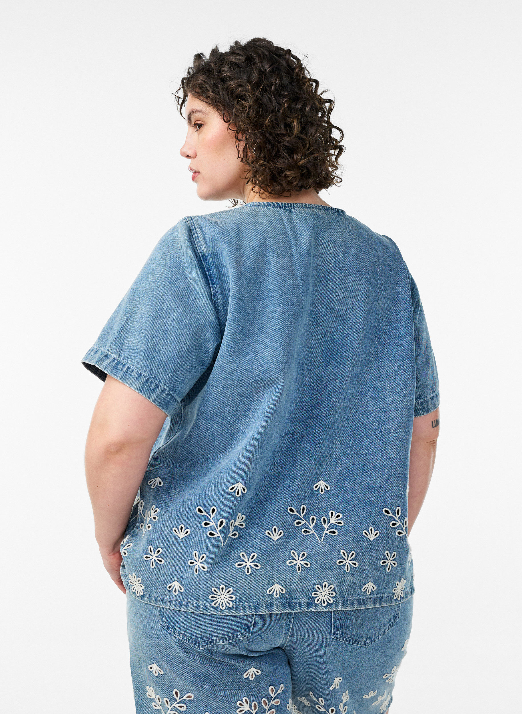 Zizzi Kurz&auml;rmelige Jeansbluse mit Lochstickerei, Blau, Model image number 2