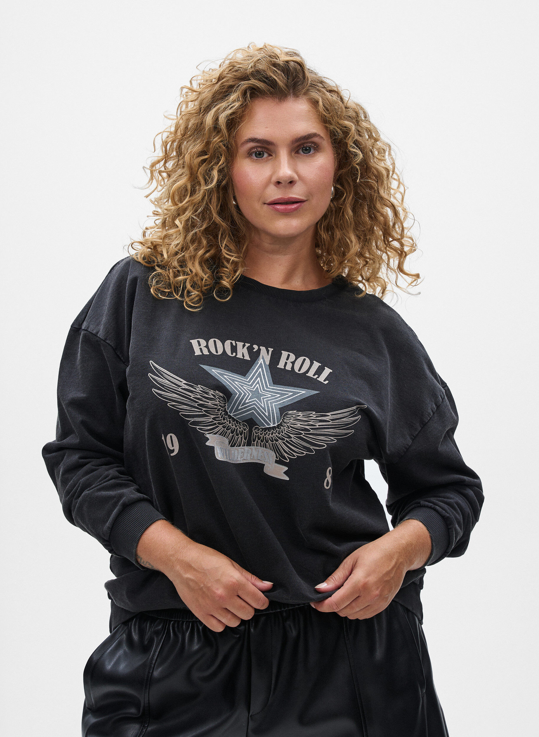 Zizzi Sweatshirt in verwaschener Optik mit Statement-Print, Grau, Model image number 0