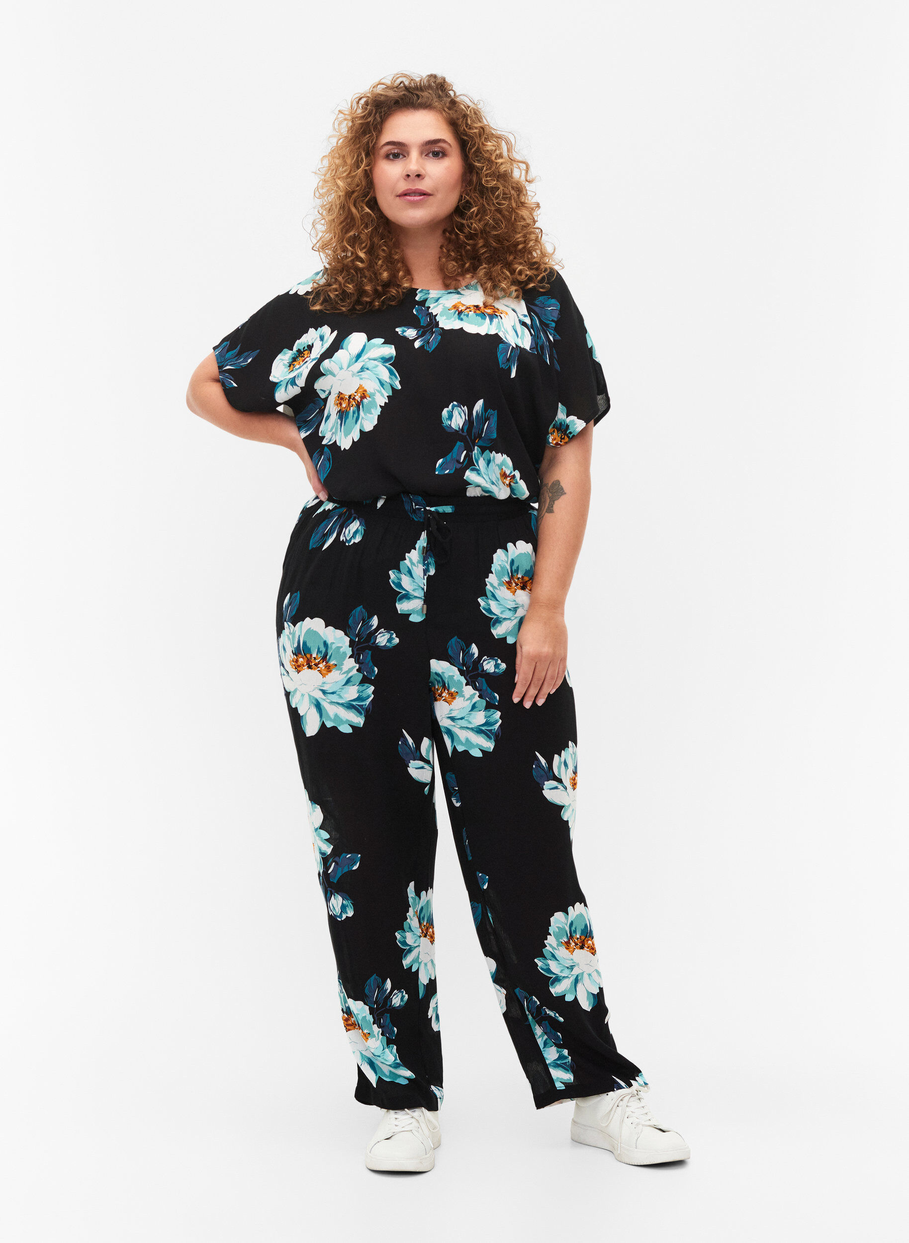 Zizzi Kurzarm Viskosebluse mit Blumenprint, Black Big Flower, Model image number 2