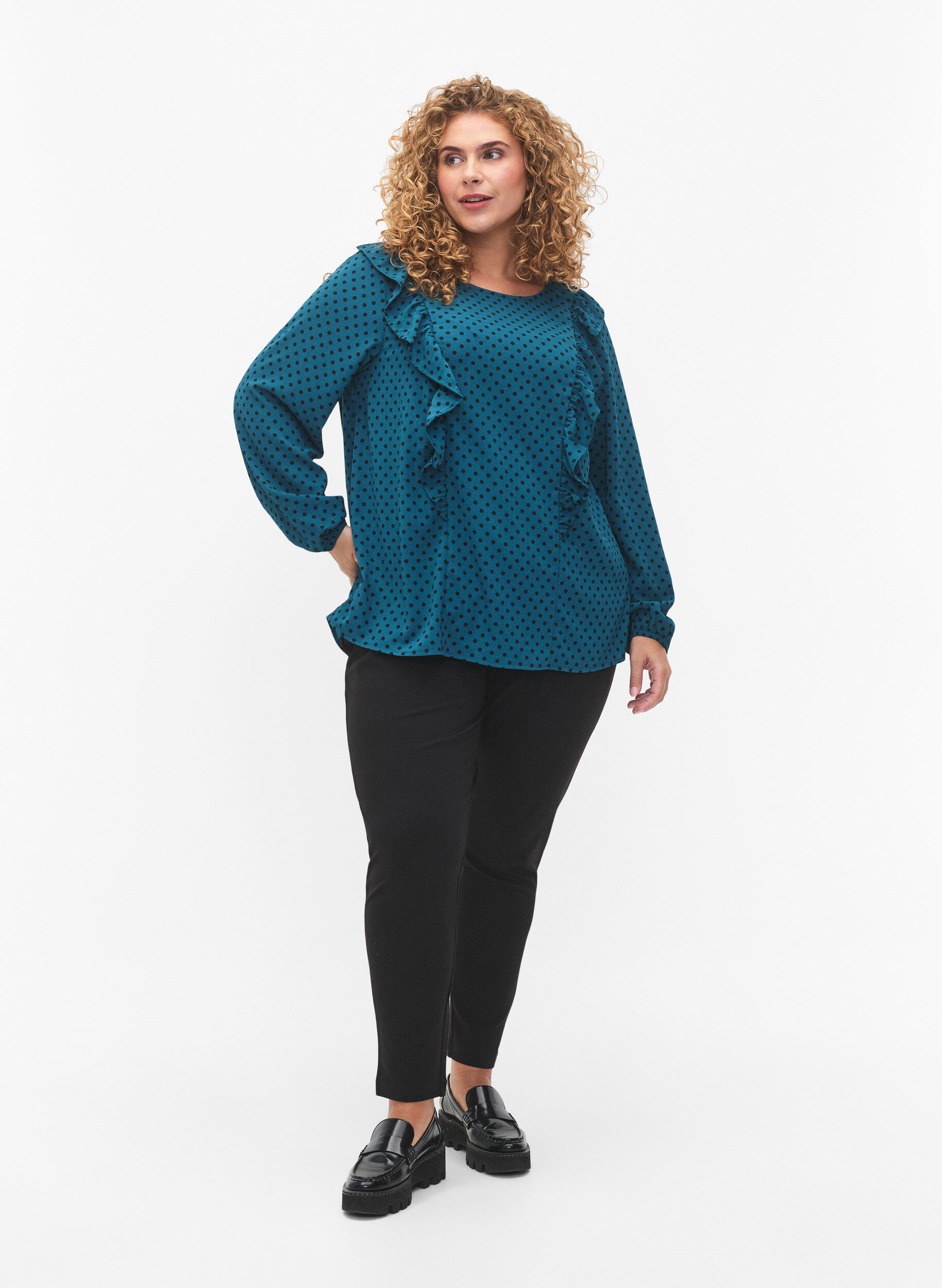 Zizzi Lang&auml;rmelige Bluse mit R&uuml;schen, Shaded Spruce Dot, Model image number 2