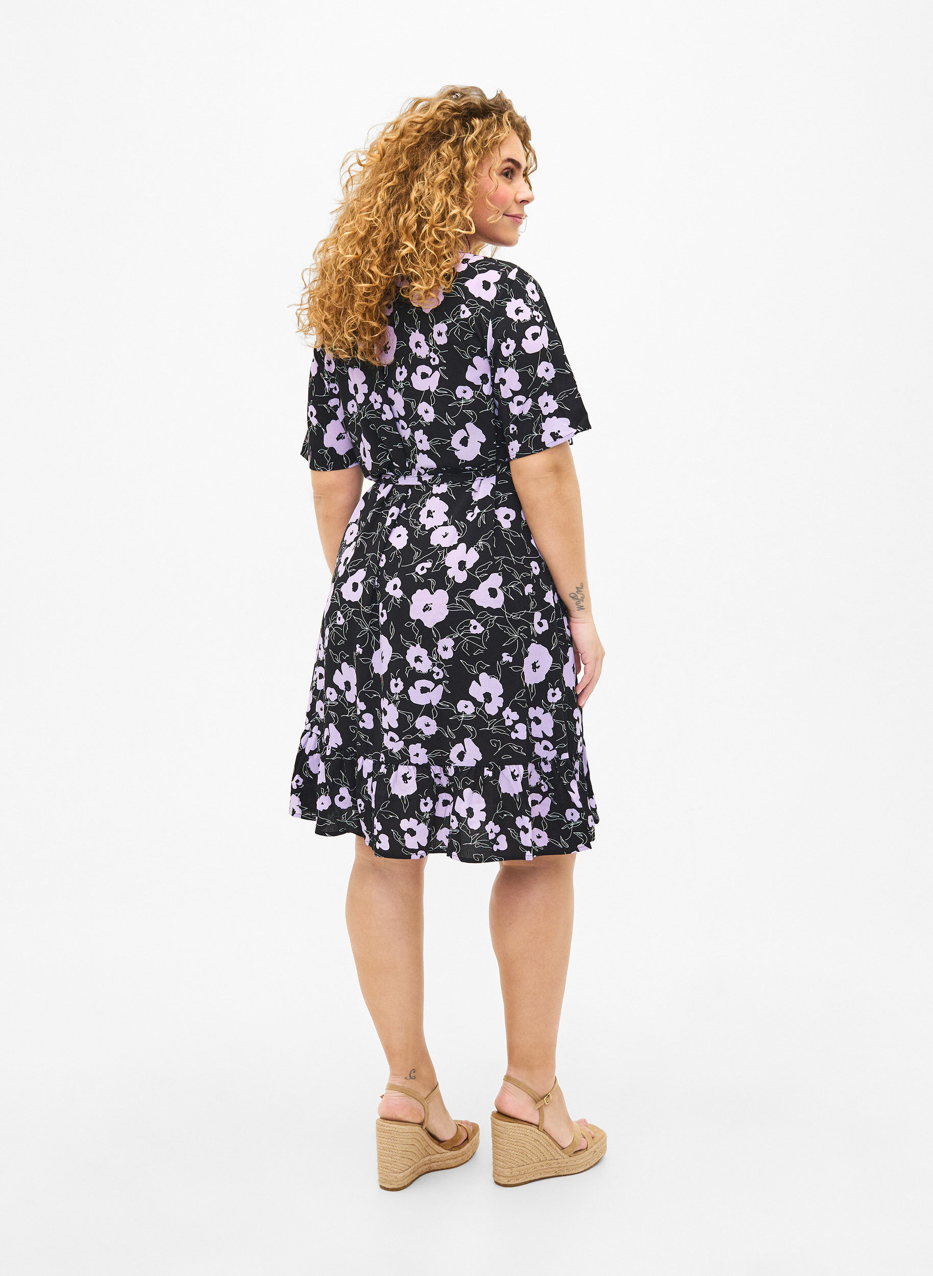Zizzi Blumiges Wickelkleid mit kurzen &Auml;rmeln, Schwarz, Model image number 2