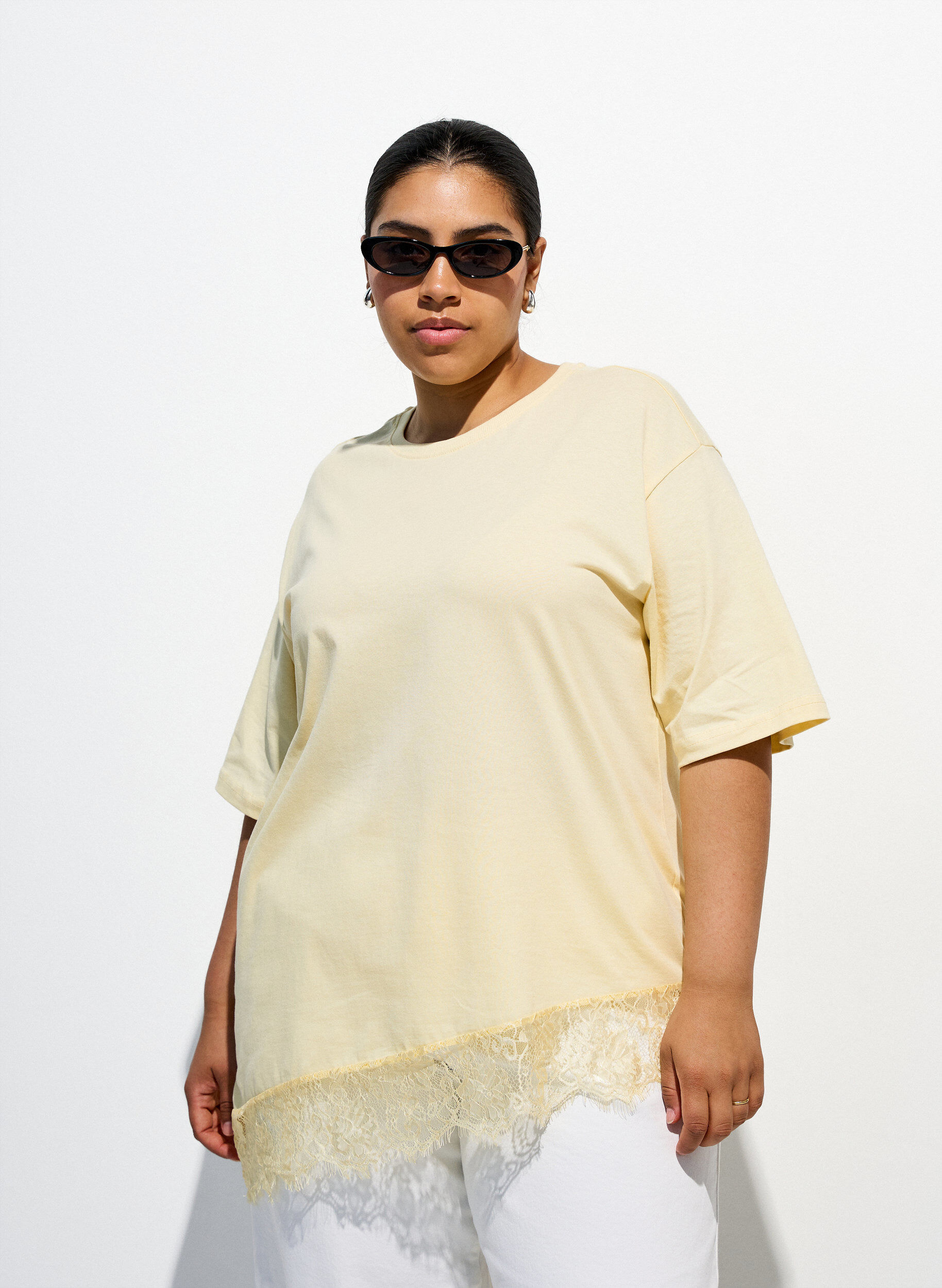 ZizziT-Shirt mit asymmetrischem Spitzensaum, Gelb, Image image number 0