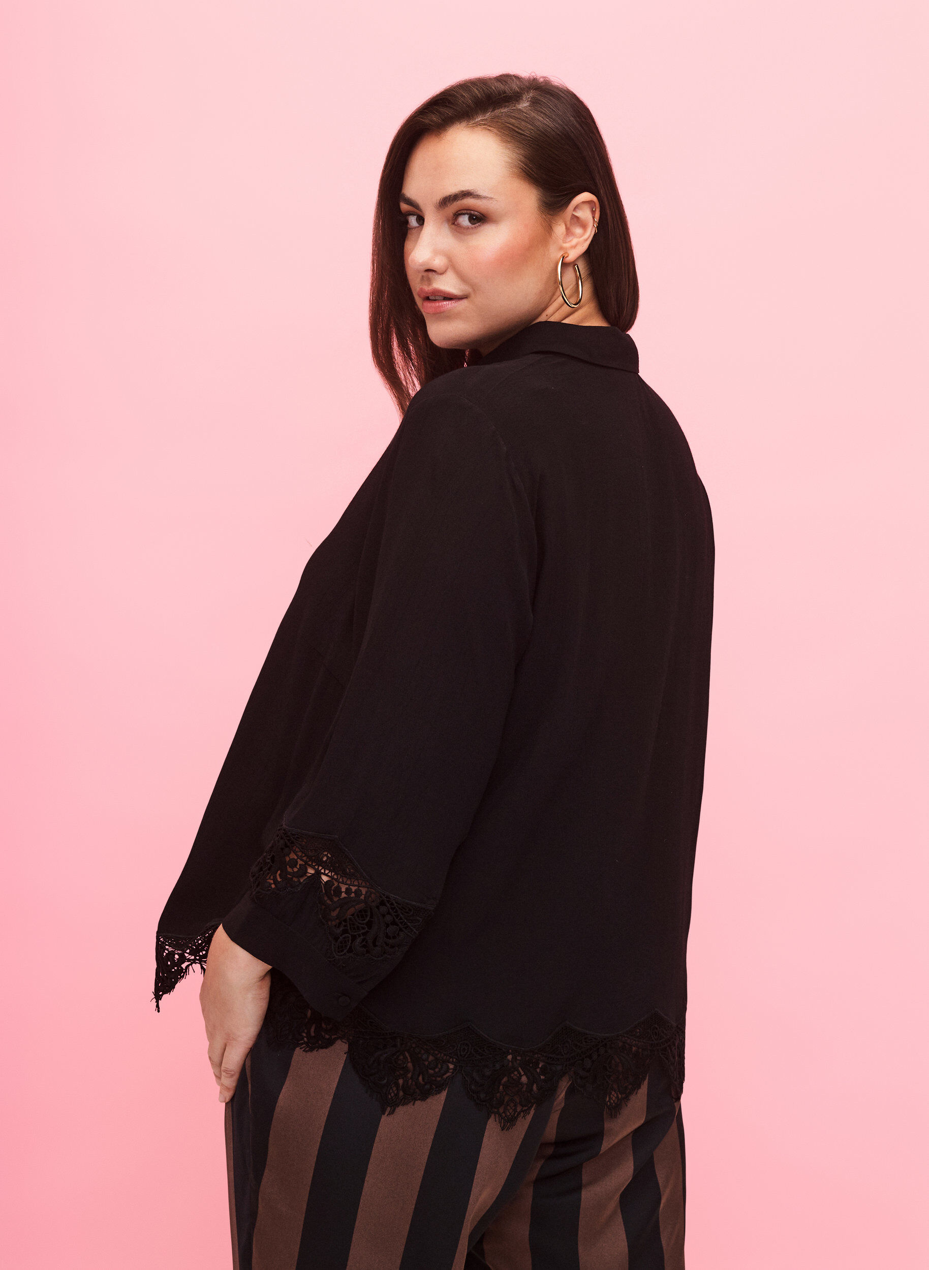 Zizzi Viskosehemd mit 3/4 &Auml;rmeln und Stickerei-Details, Black, Model image number 1