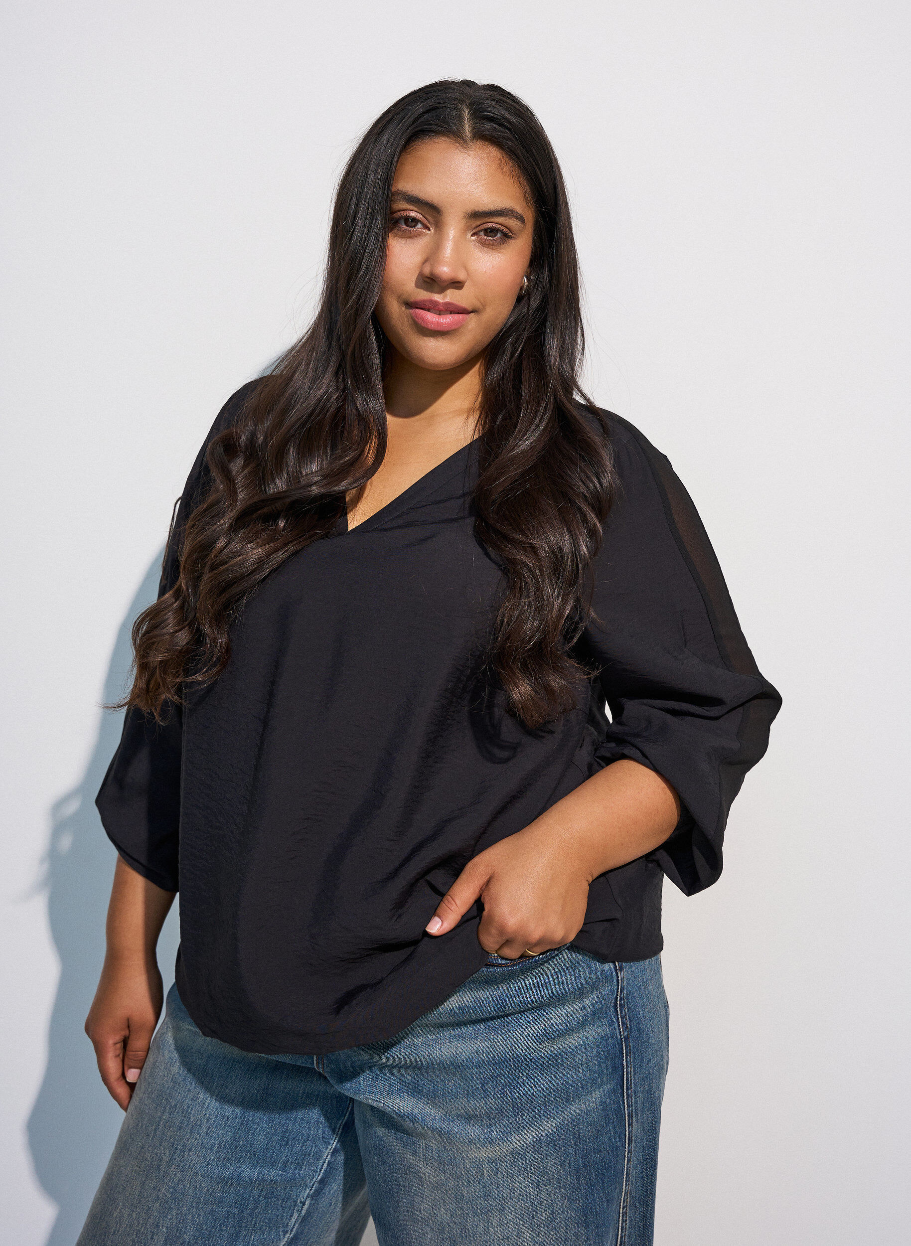 Bluse mit Balloneffekt und Chiffondetails, Schwarz, Model