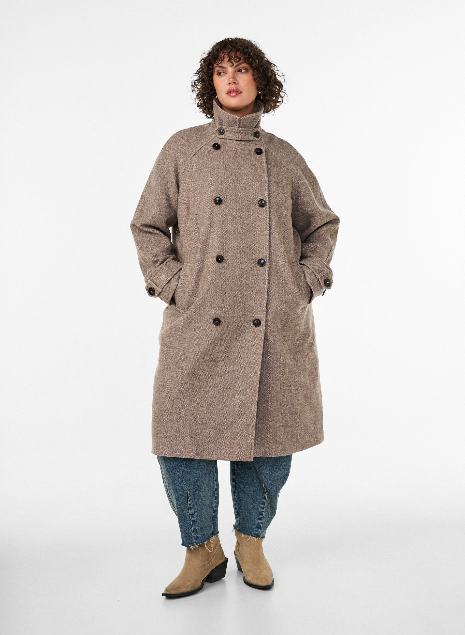 Langer Wollmantel mit hohem Kragen und doppelreihigem Design, Braun, Model