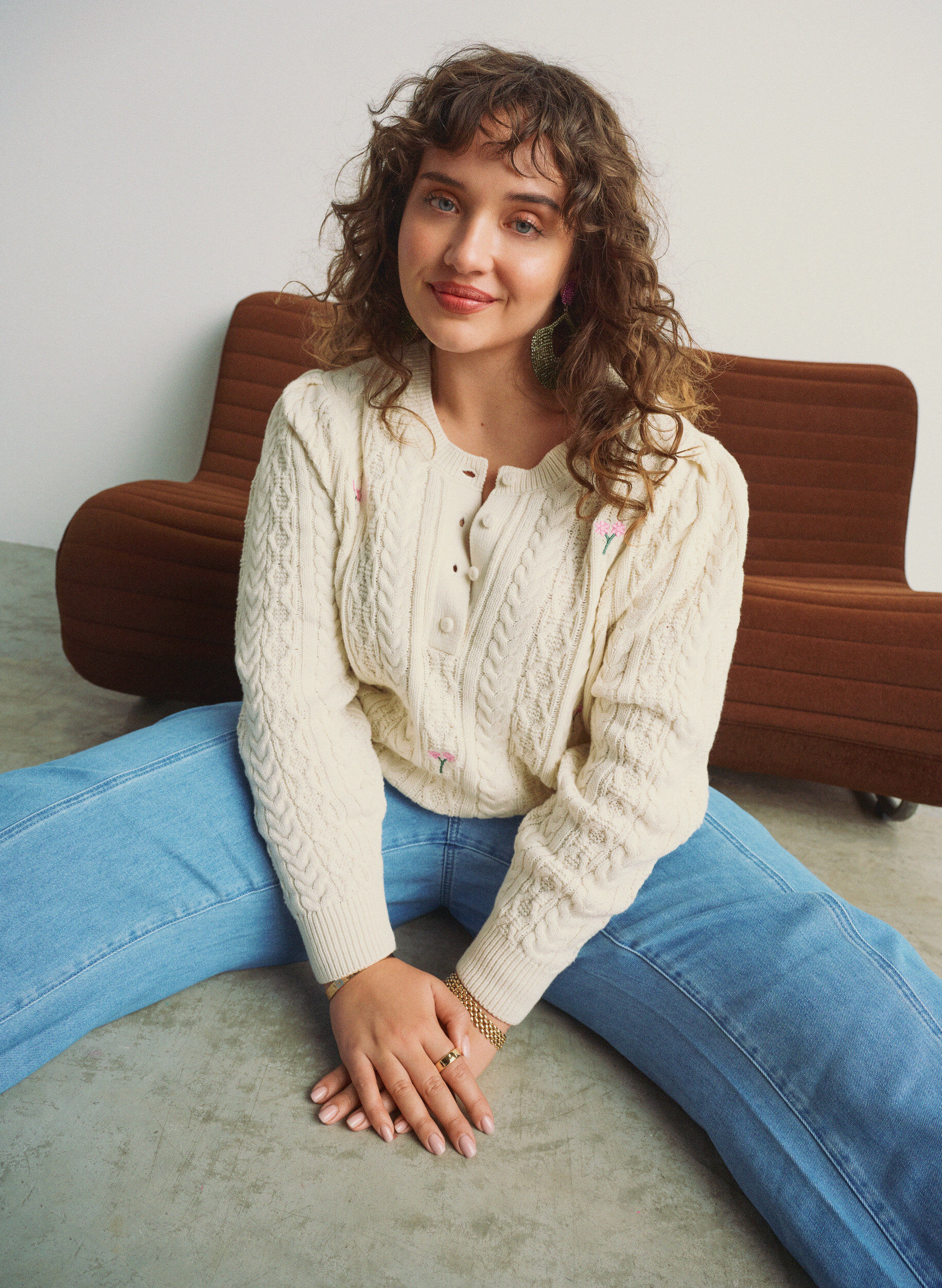 Strickbluse mit Zopfmuster und bestickten Blumen