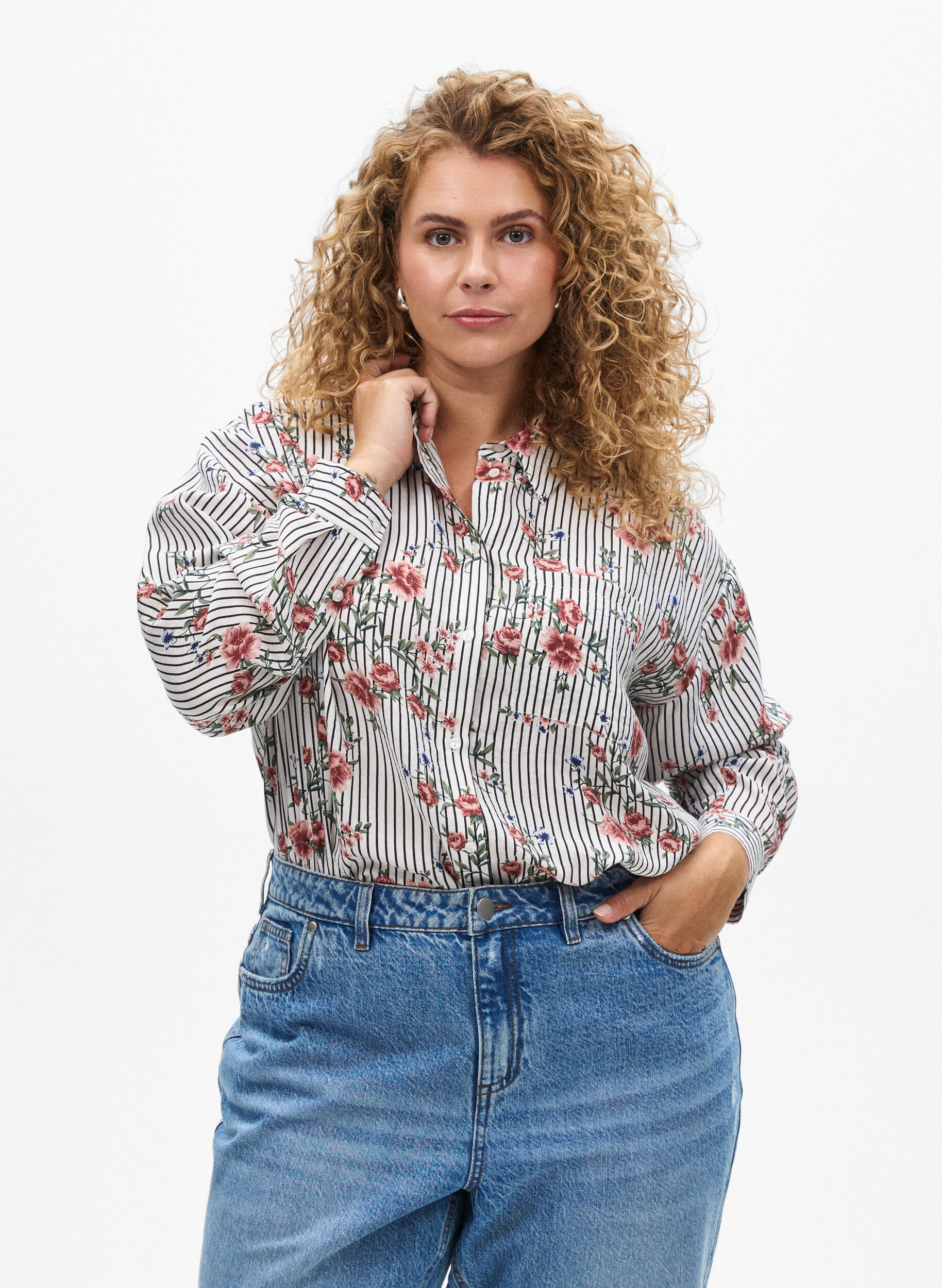 Zizzi Bluse mit gebl&uuml;mtem Print und schmalen Streifen, Schwarz, Model image number 0