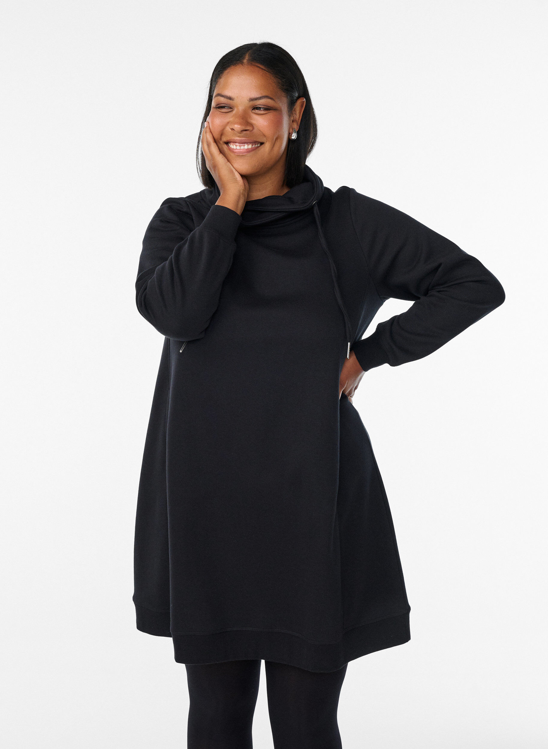 Kurzes Sweatshirtkleid mit Stehkragen und Taschen, Schwarz, Model