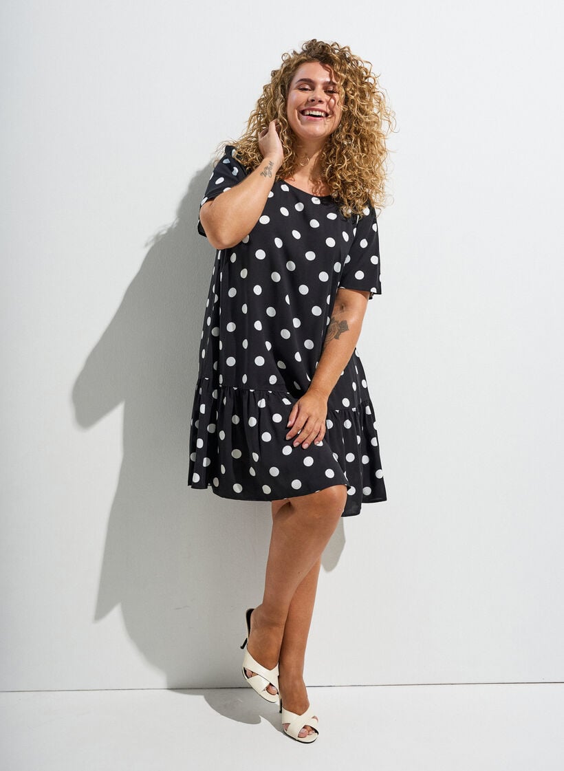 Kleid aus Viskose mit Schnittlinie, Schwarz, Image image number 0