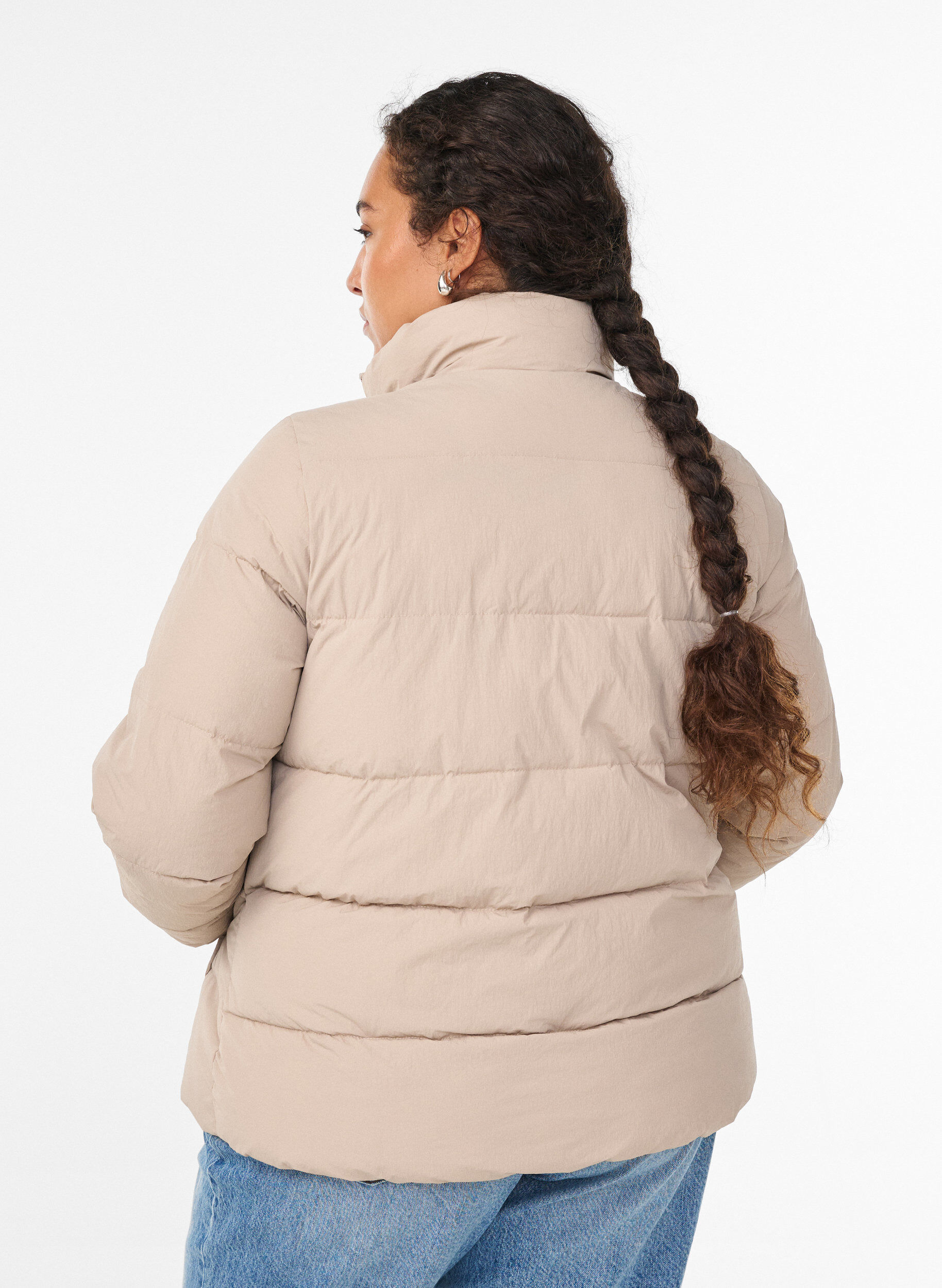 Zizzi Kurze gepolsterte Pufferjacke mit hohem Kragen, Beige, Model image number 2