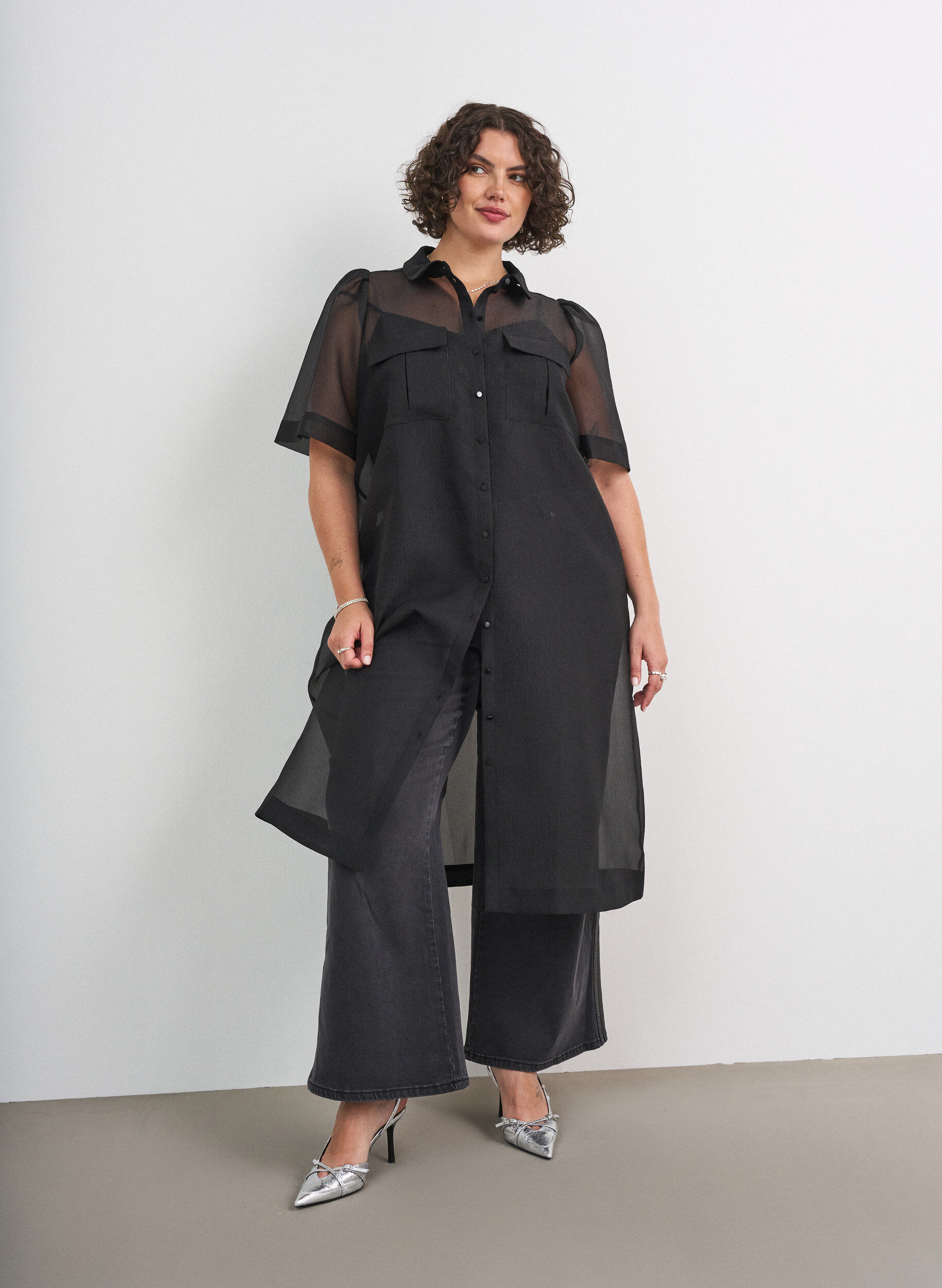 Kleid aus Organza mit Brusttaschen und Puff&auml;rmeln, Schwarz, Model