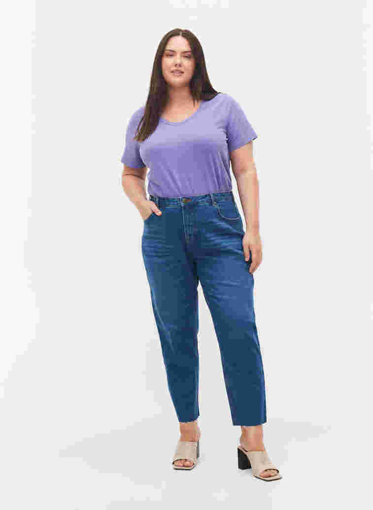 Einfarbiges basic T-Shirt aus Baumwolle, Veronica, Model image number 2