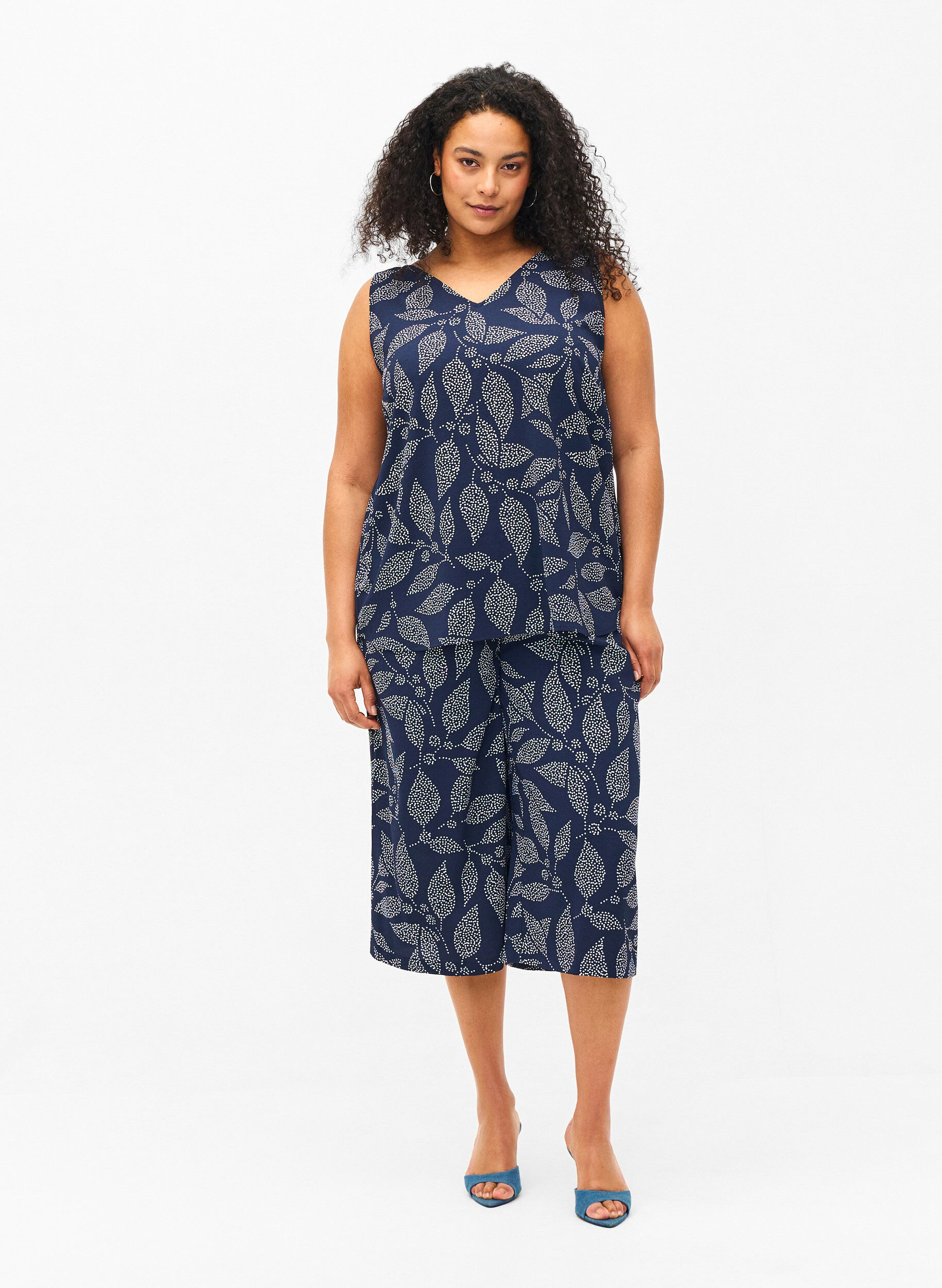 Zizzi Gedrucktes Top mit V-Ausschnitt, Navy B. w. Dot Leaf, Model image number 2
