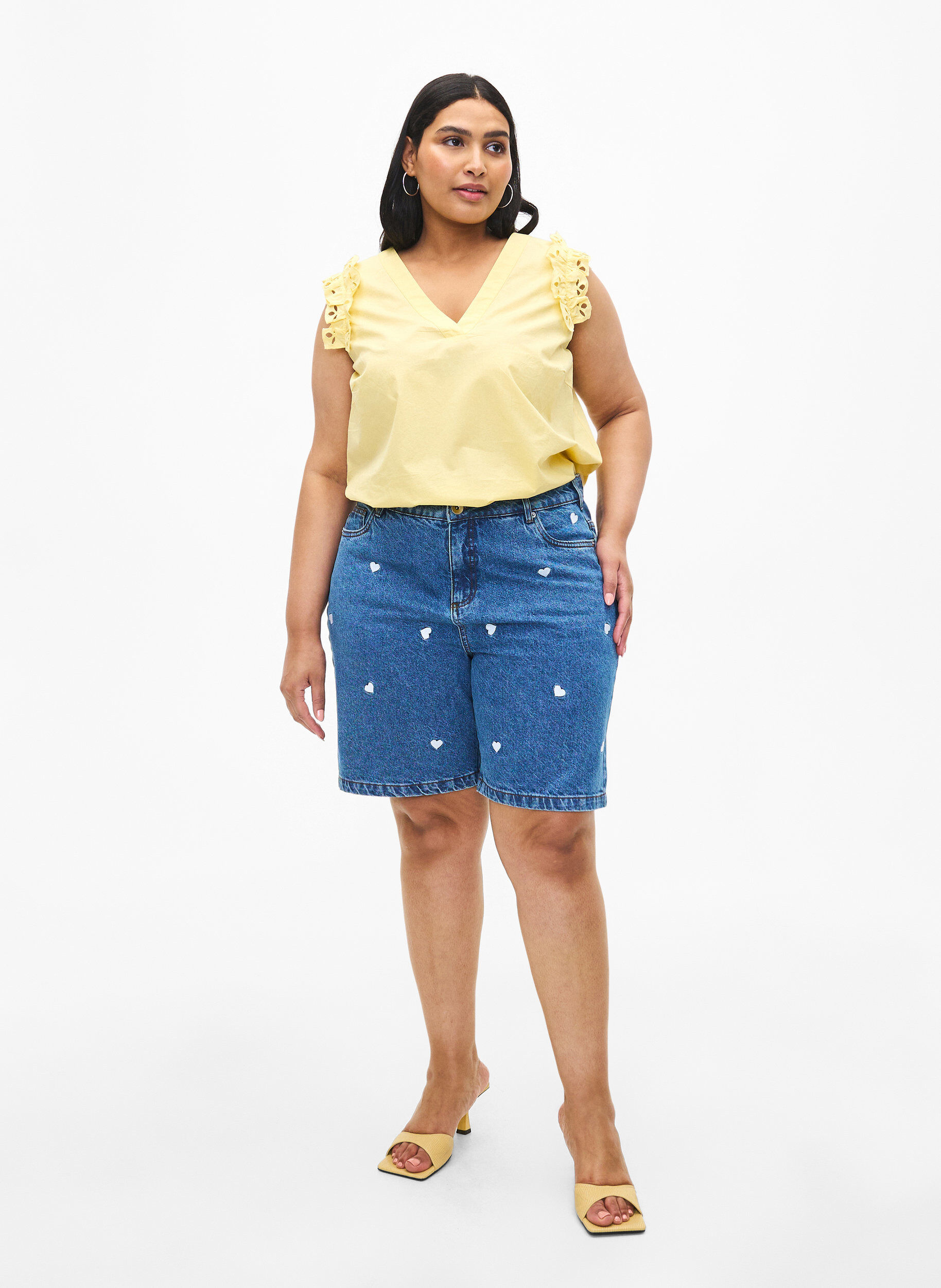 Zizzi Denim-Shorts mit hoher Taille und mit Herzen bestickt, Blau, Model image number 1