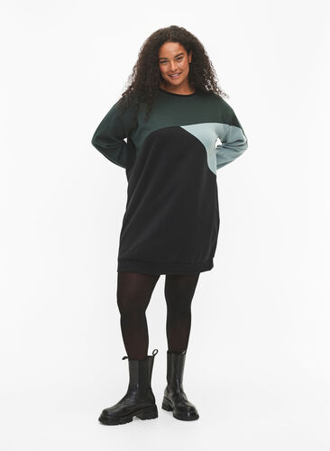 Langer Pullover mit Farbblock-Muster, Scarab Color Block, Model image number 2