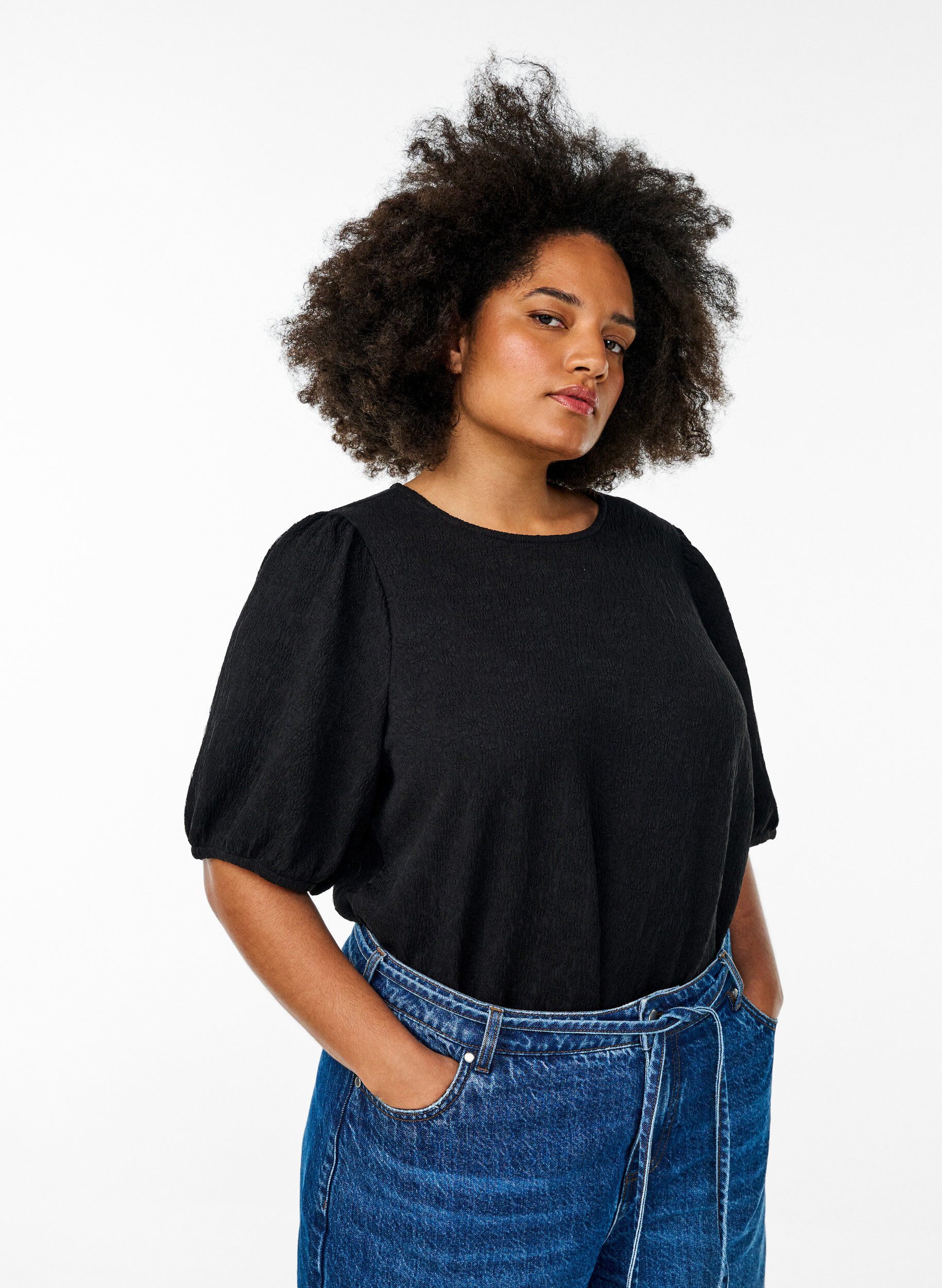 Zizzi Strukturierte Bluse mit kurzen &Auml;rmeln, Schwarz, Model image number 0