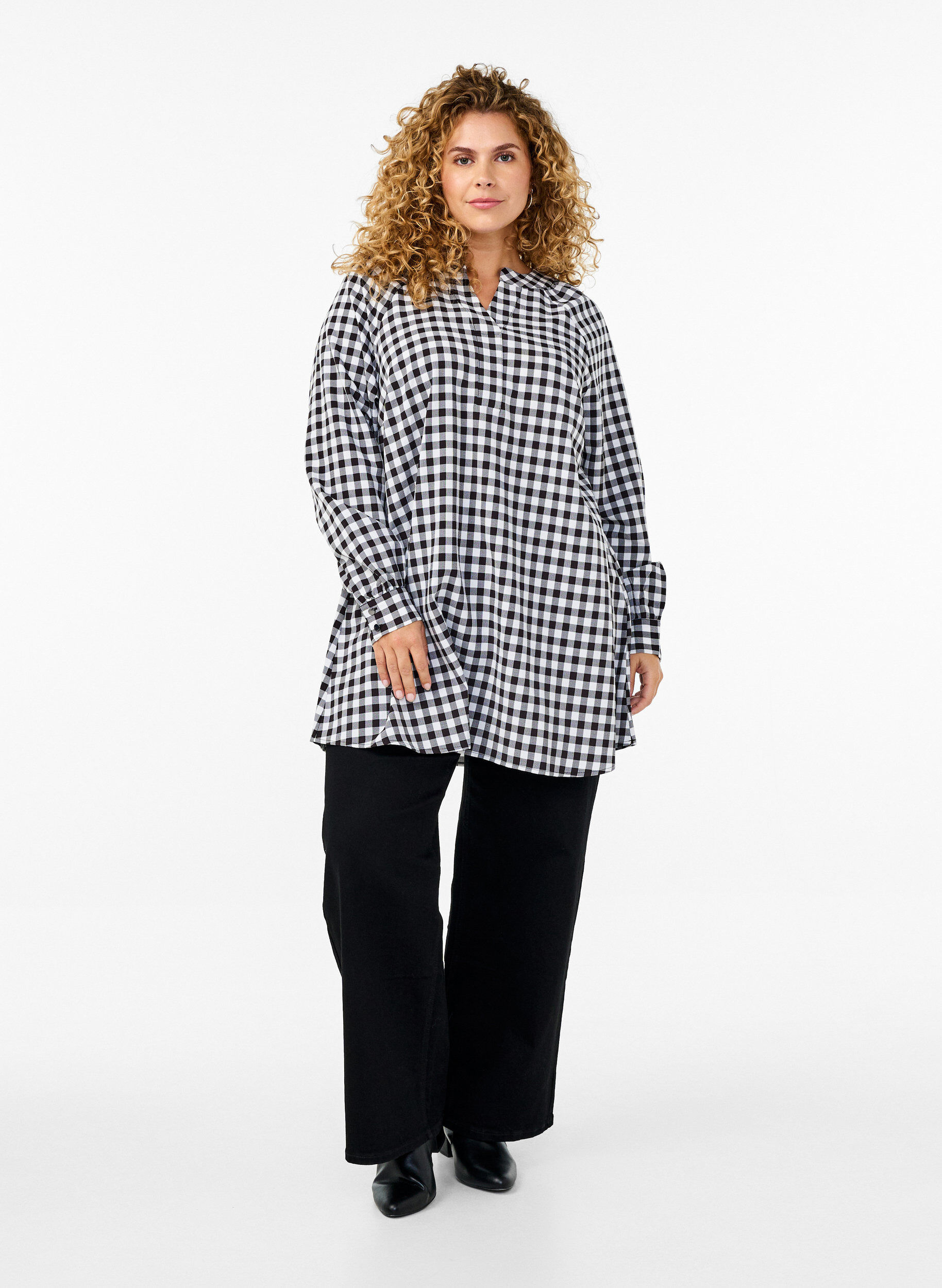 Zizzi Karierte Tunika mit V-Ausschnitt, Black/W. Gingham, Model image number 2