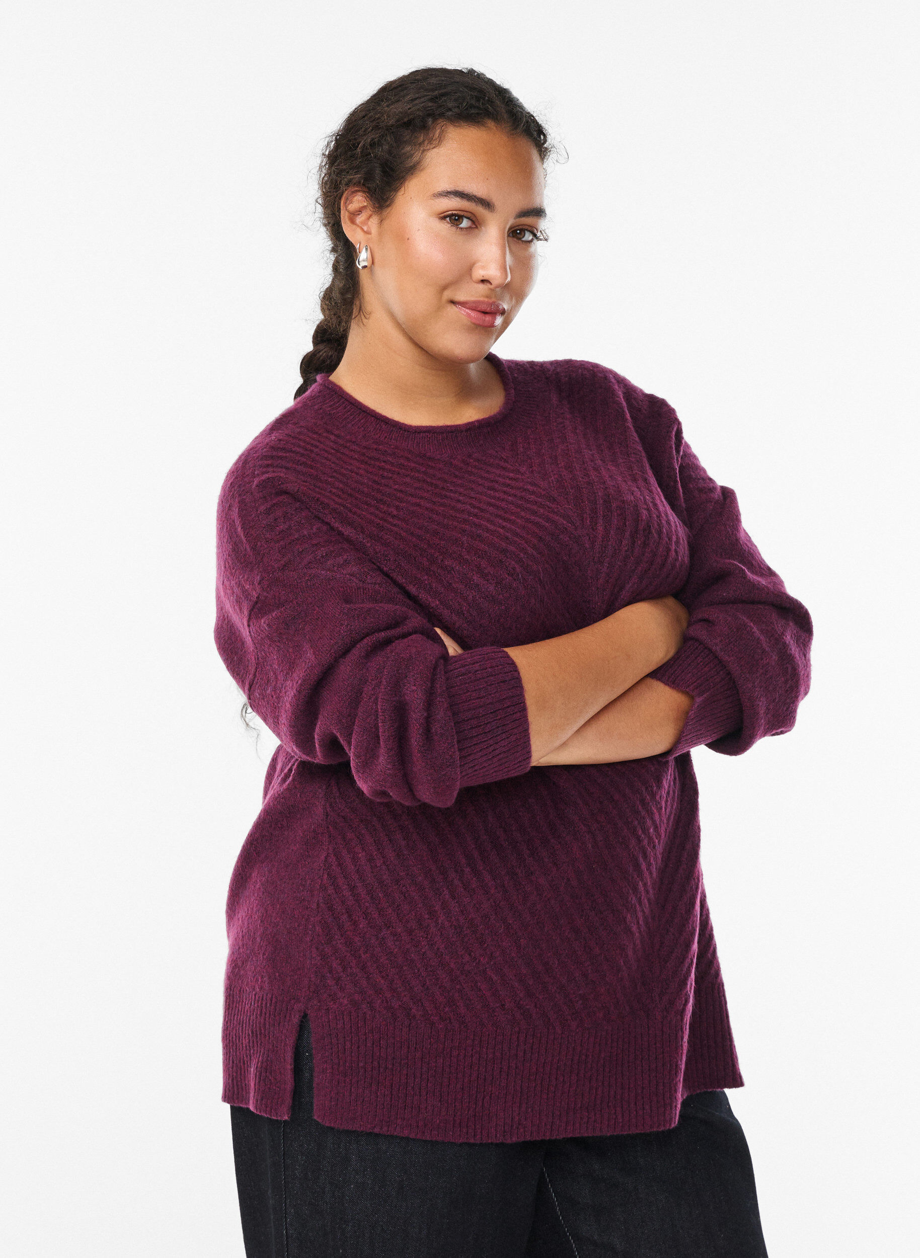 Zizzi Strickbluse mit V-f&ouml;rmigem Rippenmuster und Schlitzen, Lila, Model image number 0