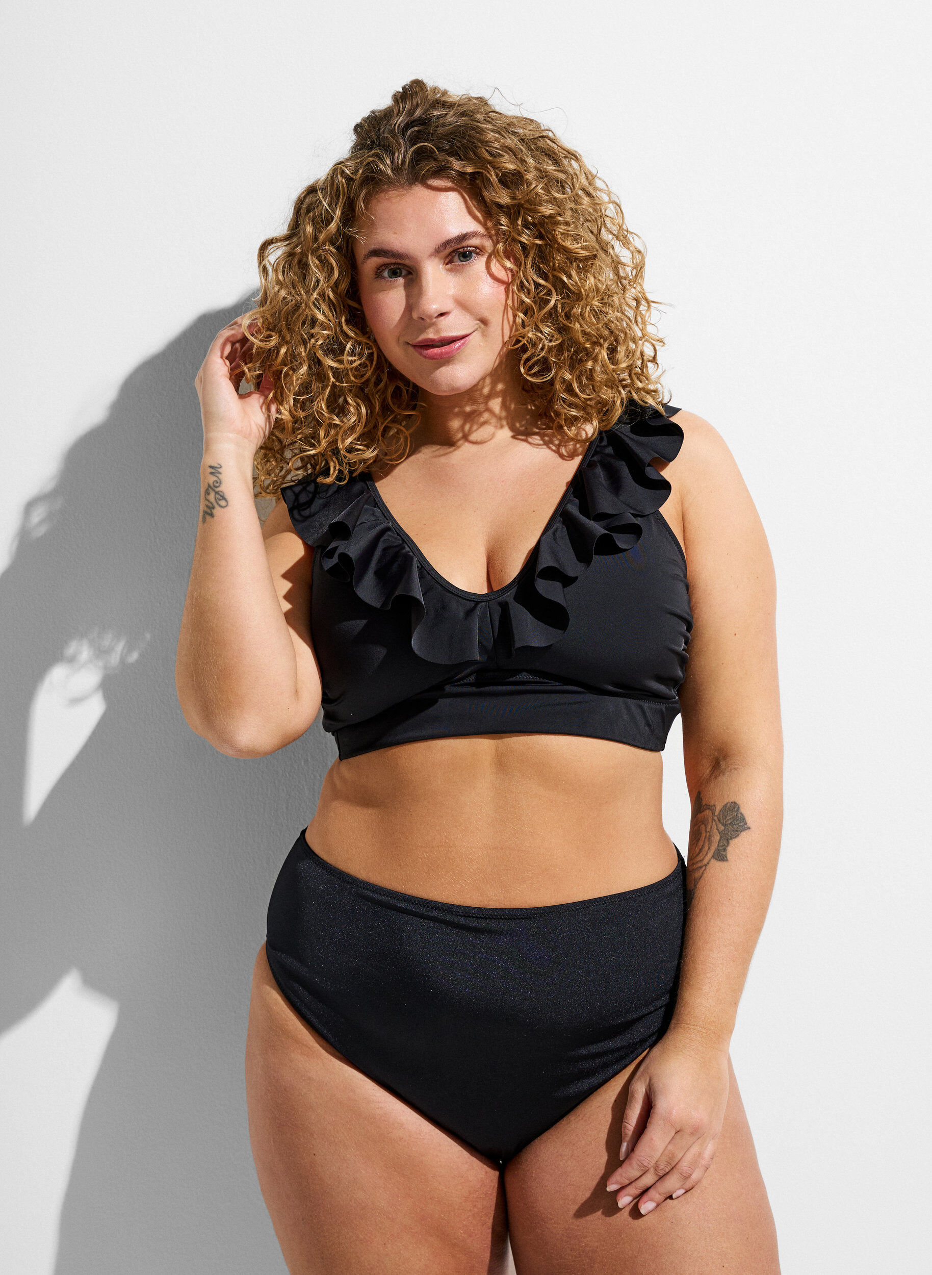 Zizzi Bikini Top mit R&uuml;schendetails, Schwarz, Model image number 1