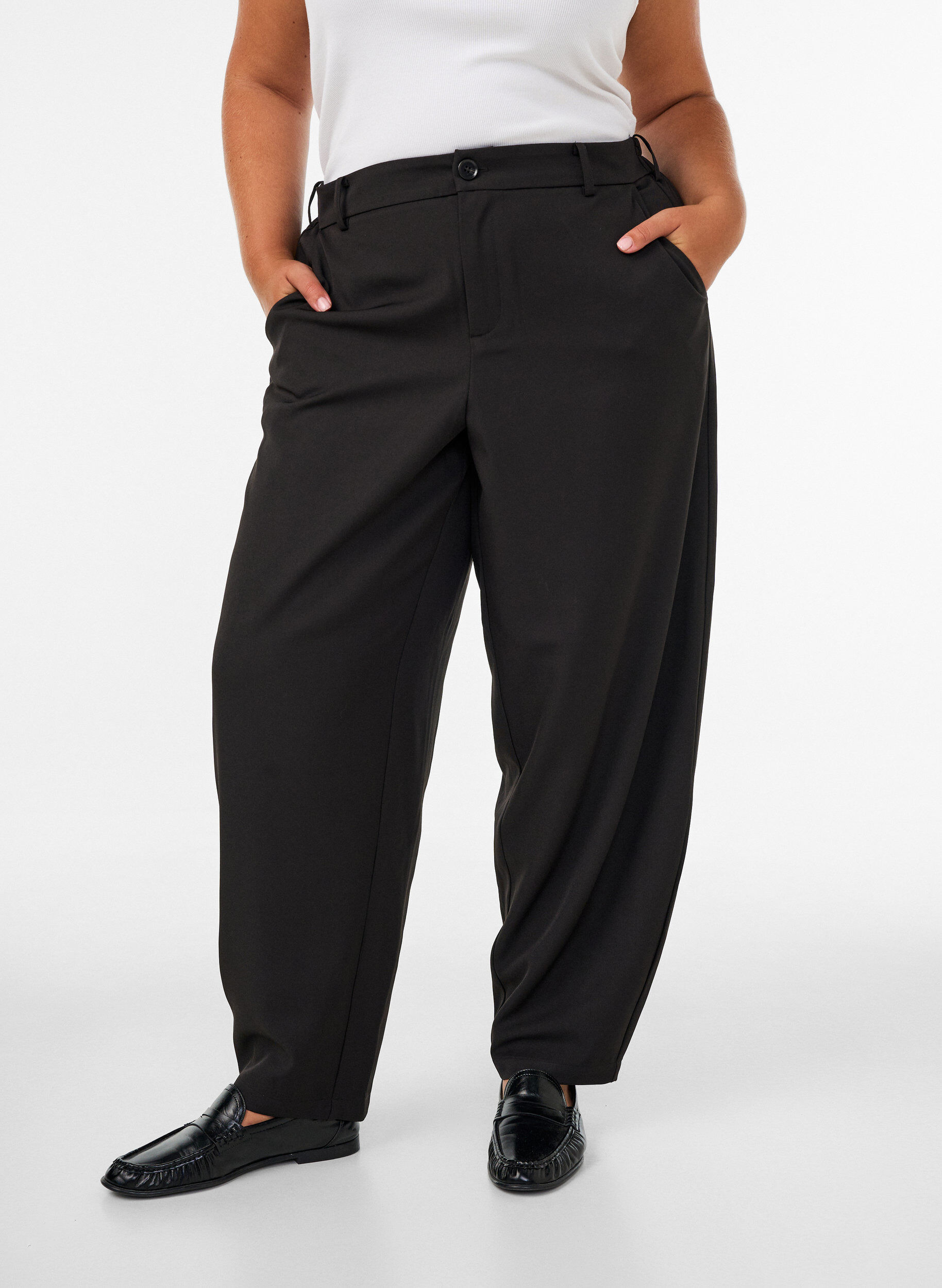 Hose in Barrel-Passform mit hoher Taille, Schwarz, Model