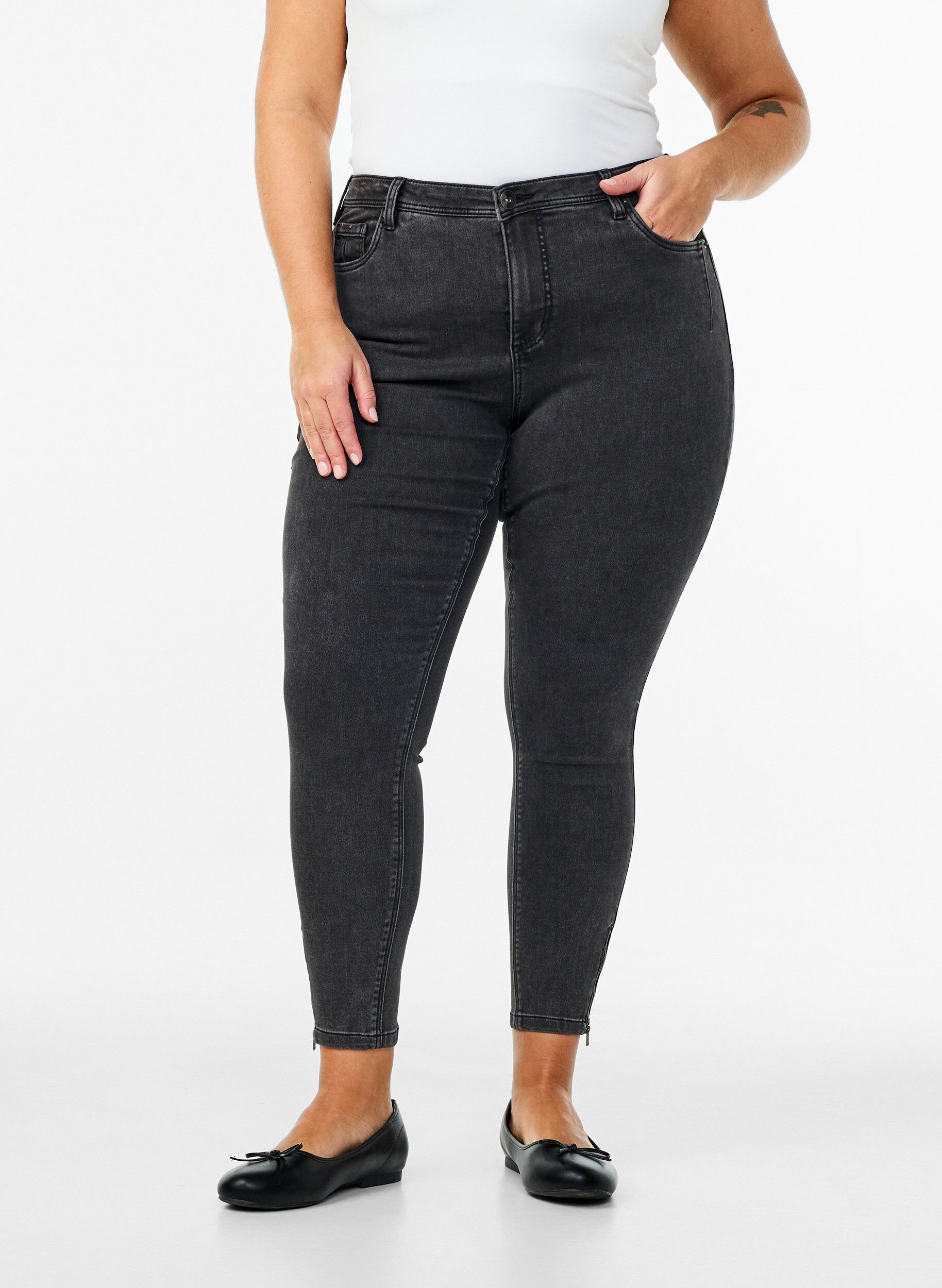 ZizziCropped Amy Jeans mit Rei&szlig;verschluss, Grau, Model image number 3