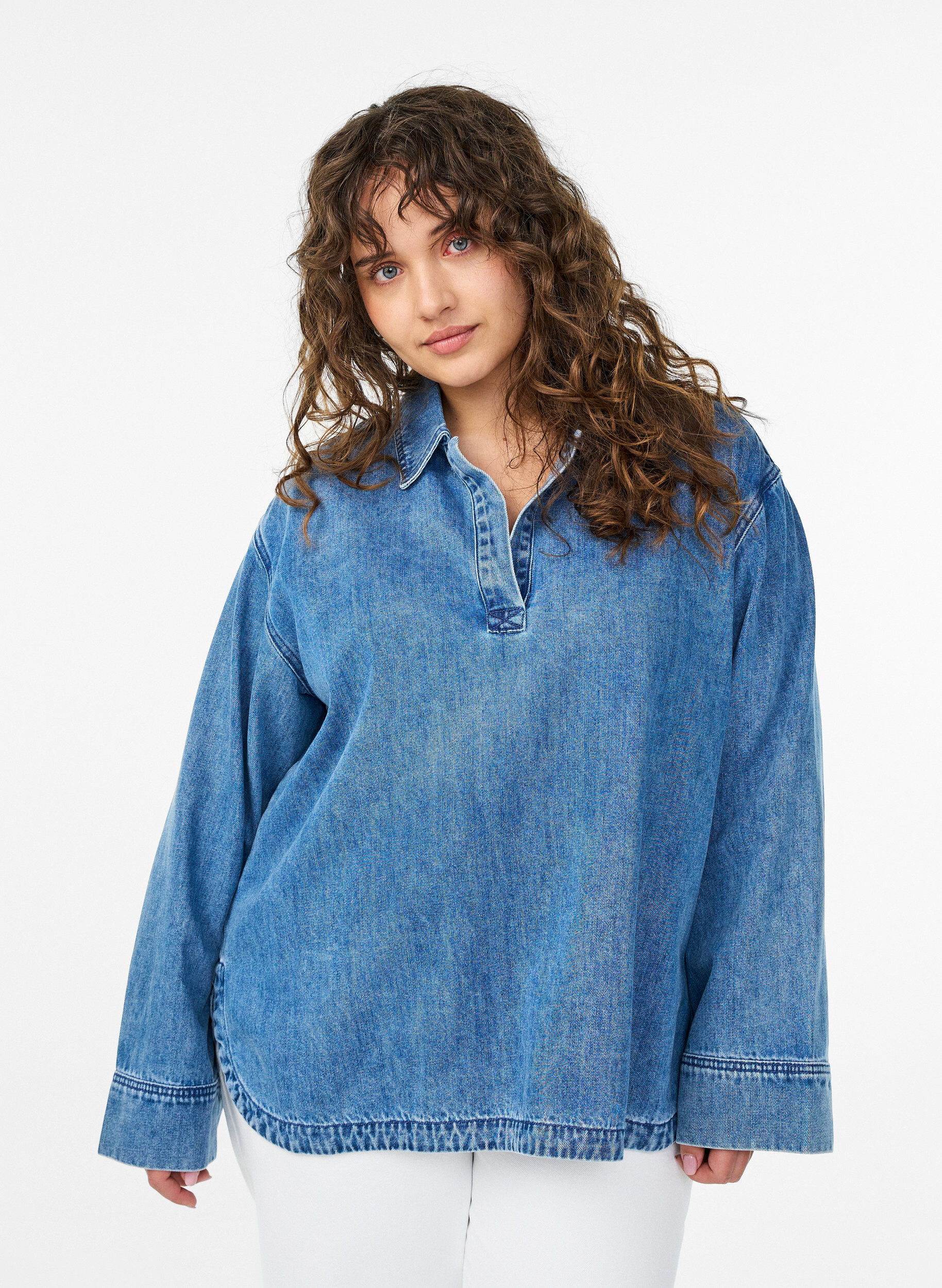 Lockere Bluse aus Denim mit Kragen und V-Ausschnitt, Blau, Model
