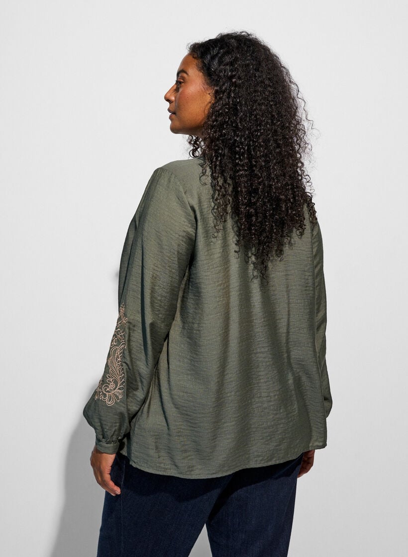 Bluse aus Viskose mit bestickten &Auml;rmeln, Gr&uuml;n, Model image number 2