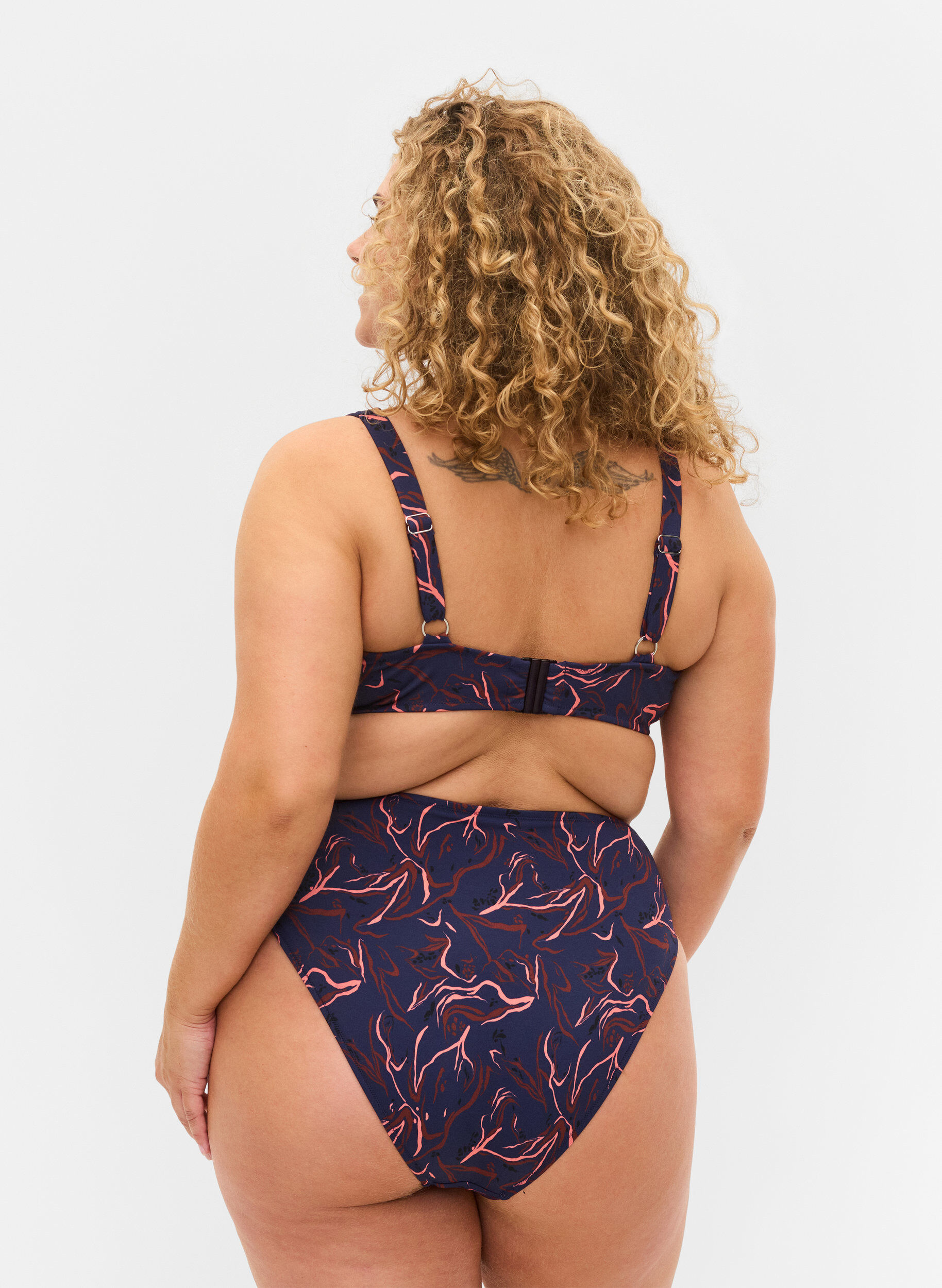 Zizzi Hochtaillierter Bikinislip mit hohem Beinausschnitt, Schwarz, Model image number 1