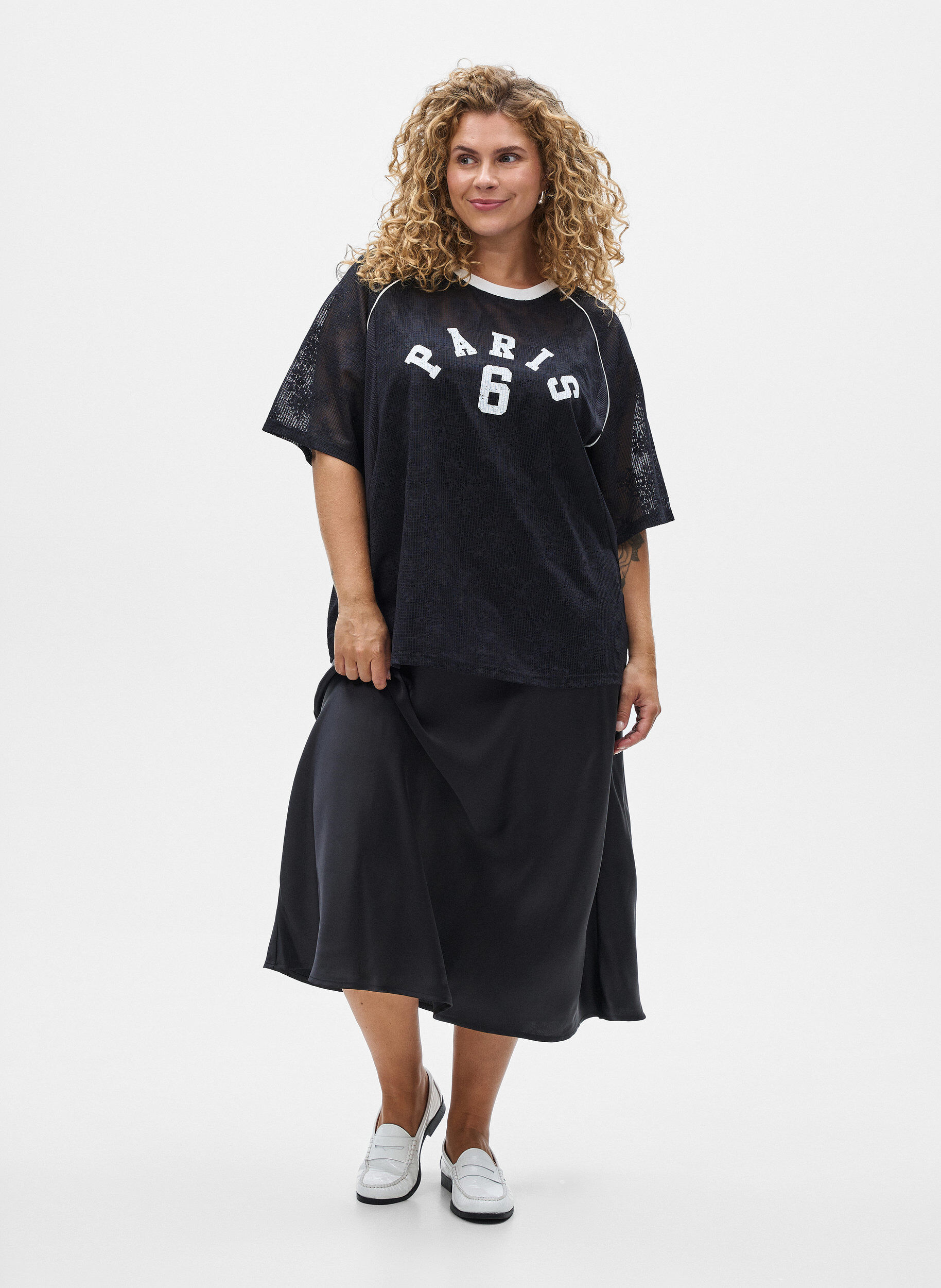 Midirock aus Satin, Schwarz, Model