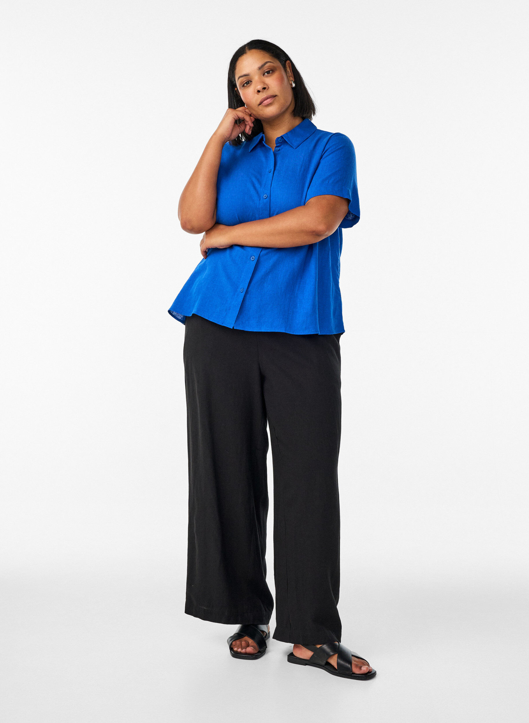 Hose aus Leinen und Viskose mit weitem Bein, Schwarz, Model