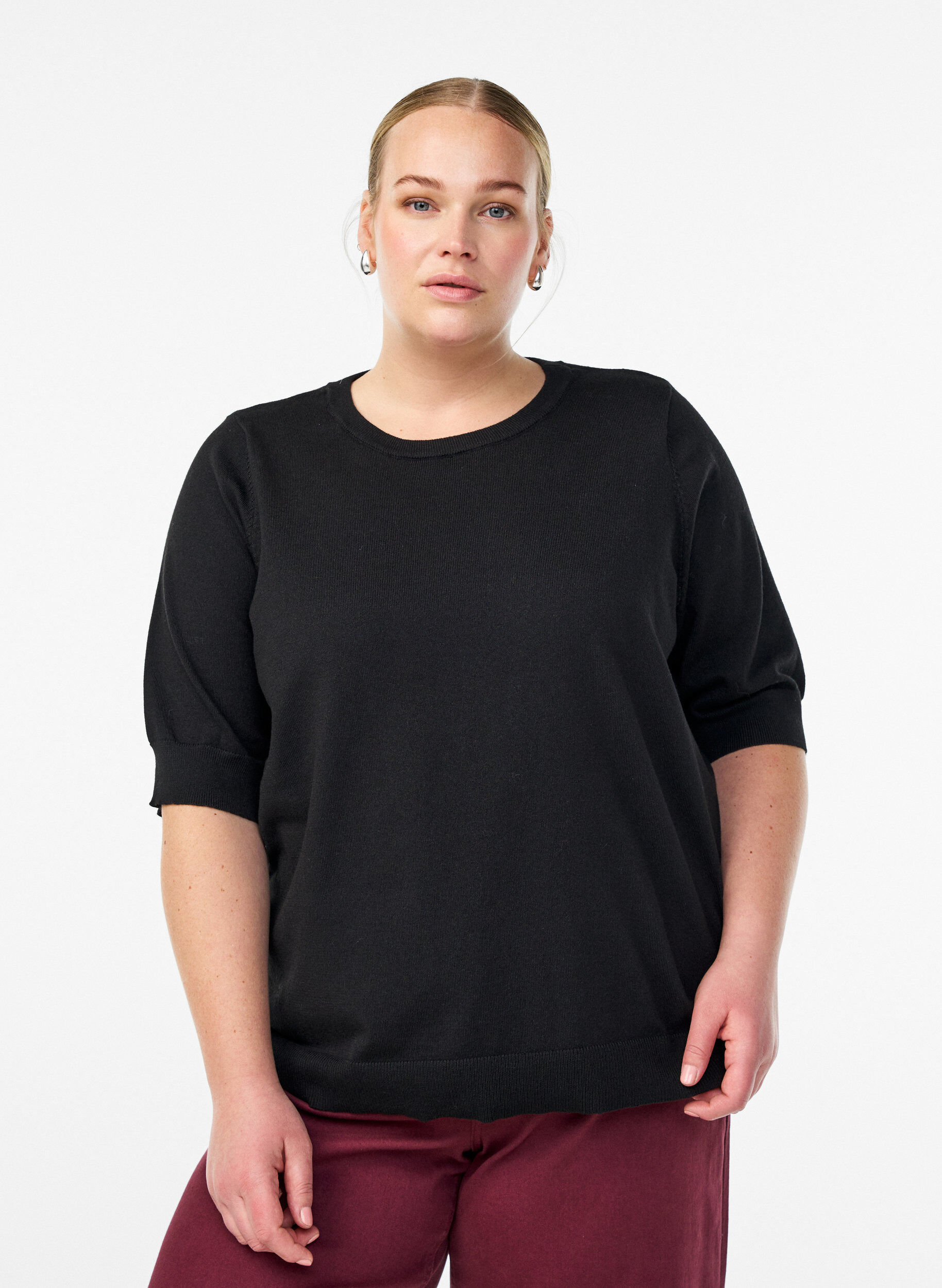 Fein gestrickte Bluse mit kurzen &Auml;rmeln, Schwarz, Model
