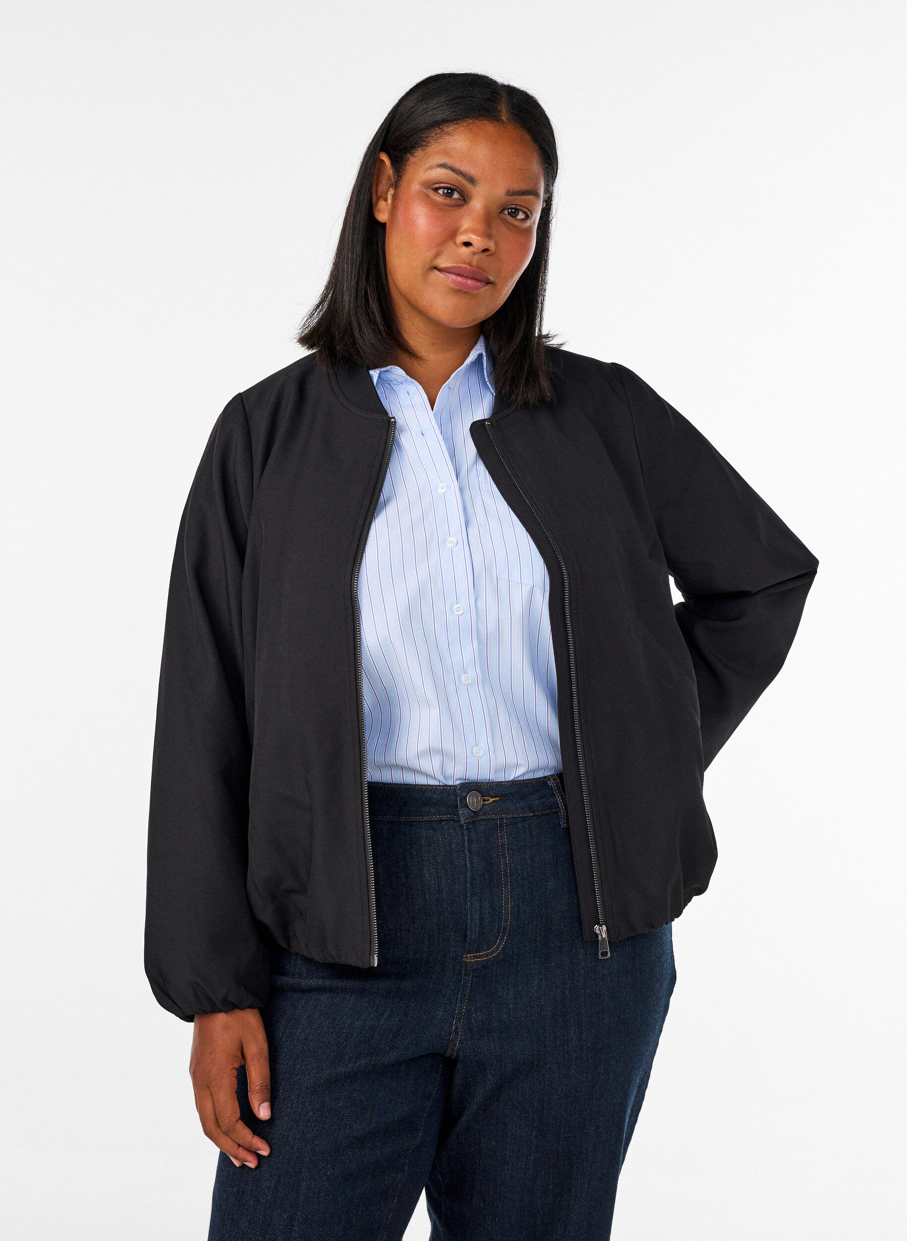 Leichte Jacke mit Ballon-Silhouette, Schwarz, Model