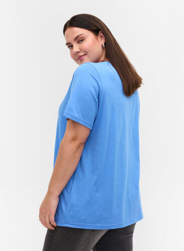 T-Shirt aus Bio-Baumwolle mit V-Ausschnitt, Ultramarine, Model image number 1